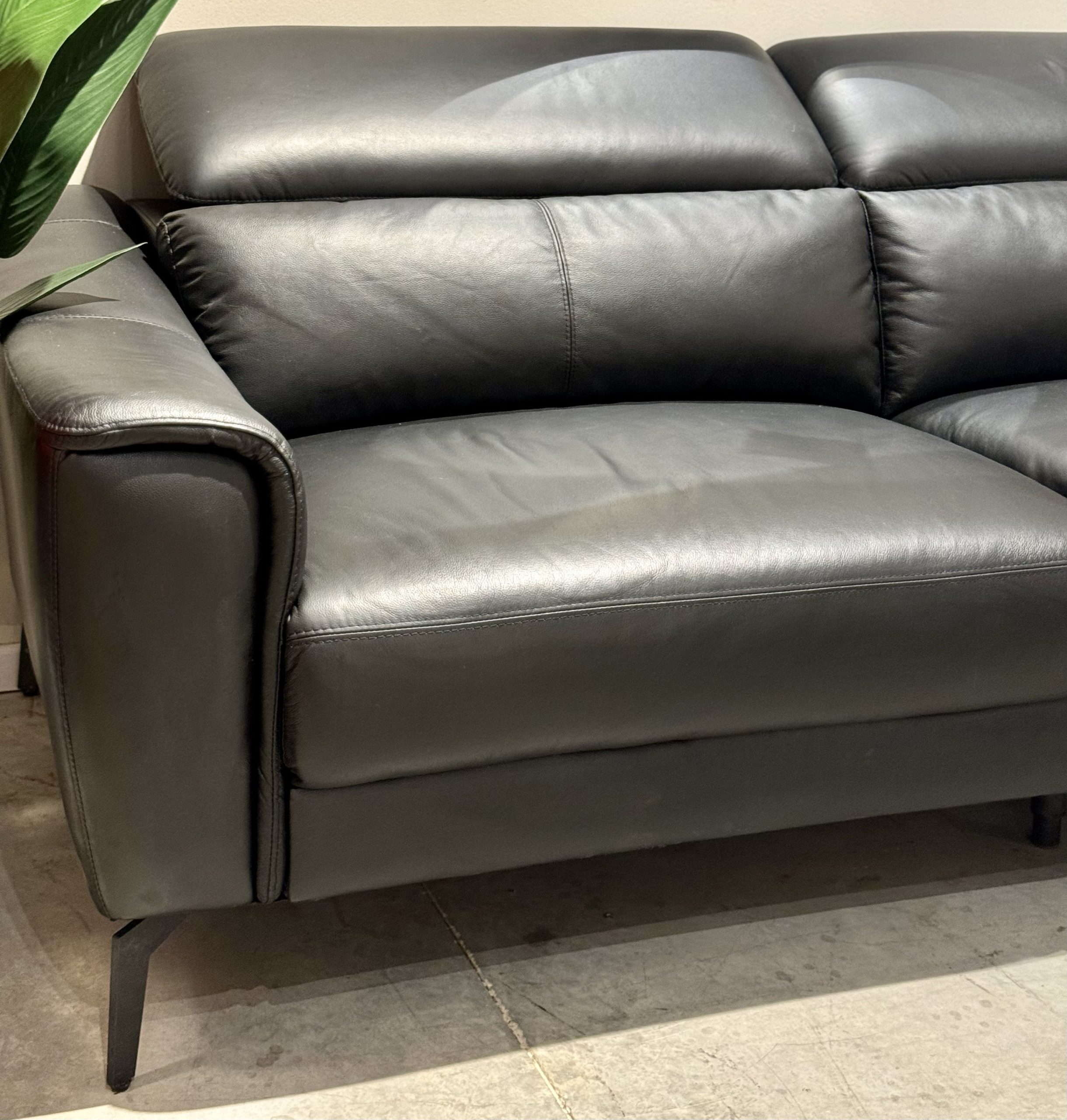 ספה שחורה עור אמיתי מתצוגה! ספה שחורה עור אמיתי מתצוגה!