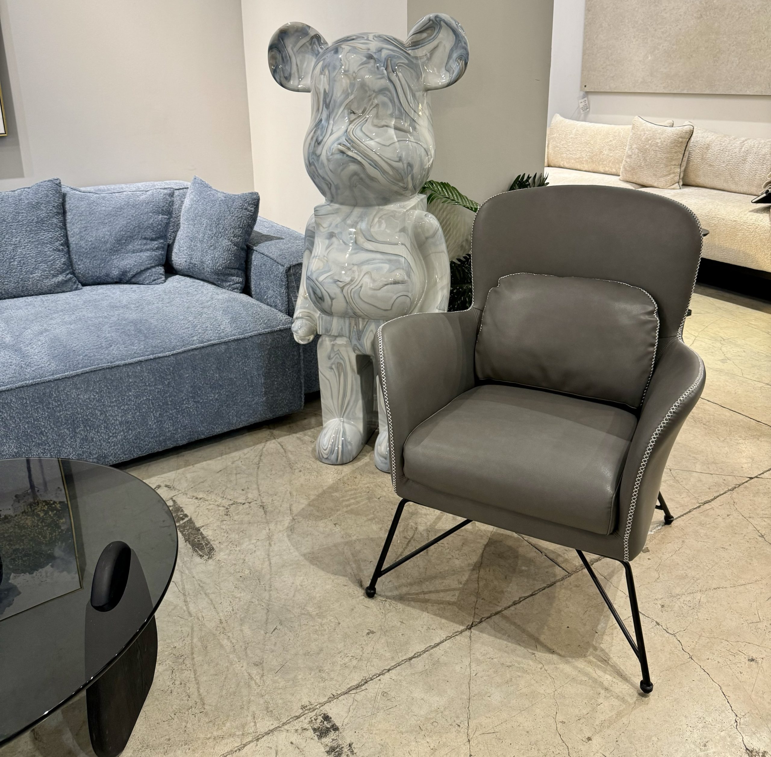 כורסא לסלון מרופדת בבד דמוי עור אפור רגליים ברזל שחור דגם EC059 כורסא לסלון מרופדת בבד דמוי עור אפור רגליים ברזל שחור דגם EC059