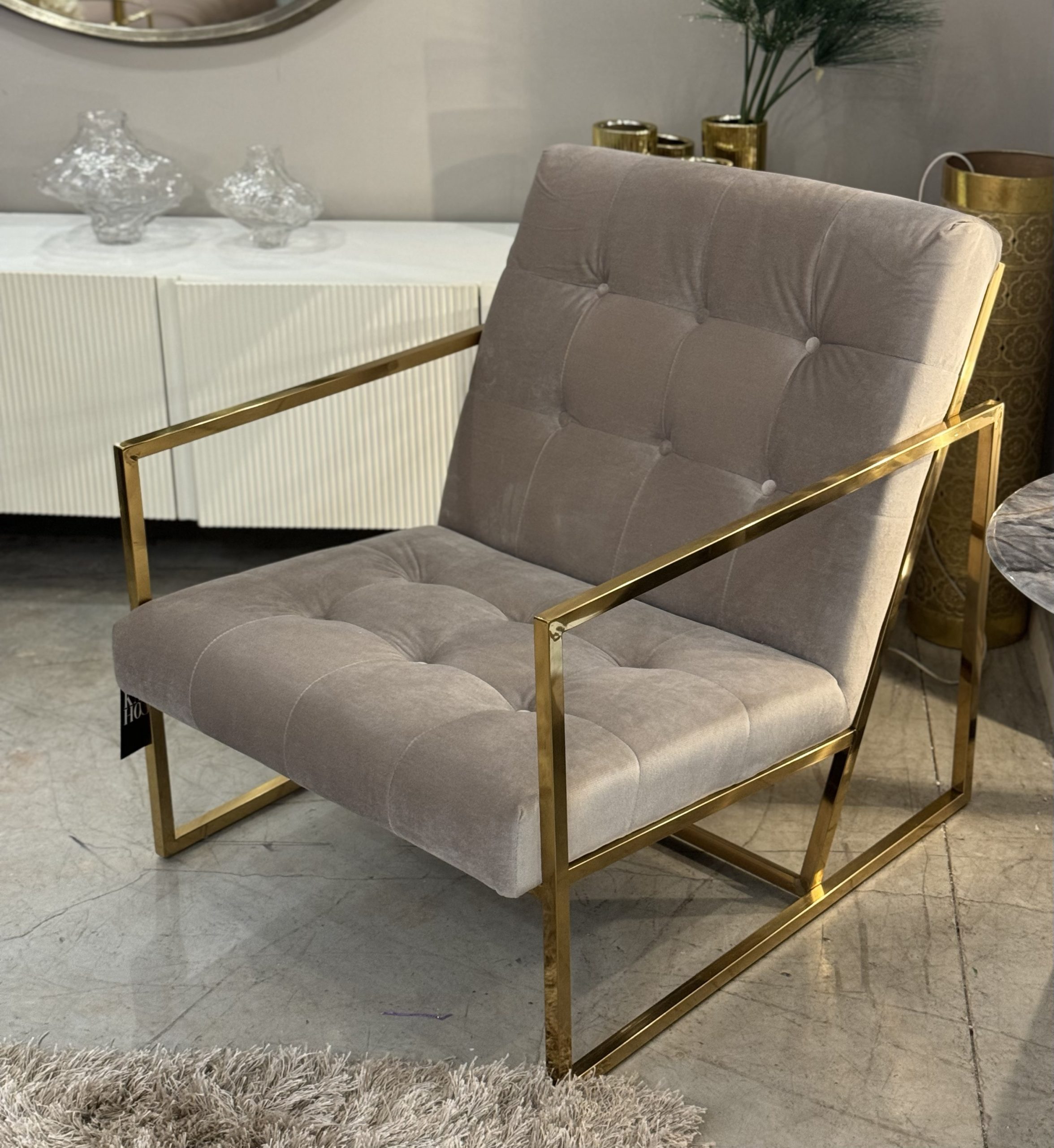 כורסא יוקרתית ידיות זהב בבד קטיפה שמנת דגם רום כורסא יוקרתית ידיות זהב בבד קטיפה שמנת דגם רום