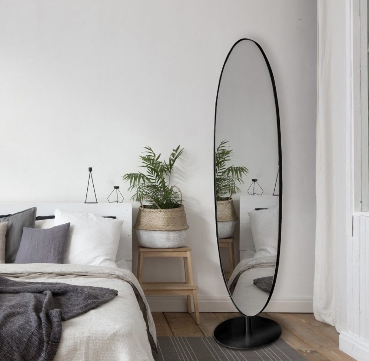 מראה אובלית עם רגל דגם שחם מראה אובלית עם רגל דגם שחם