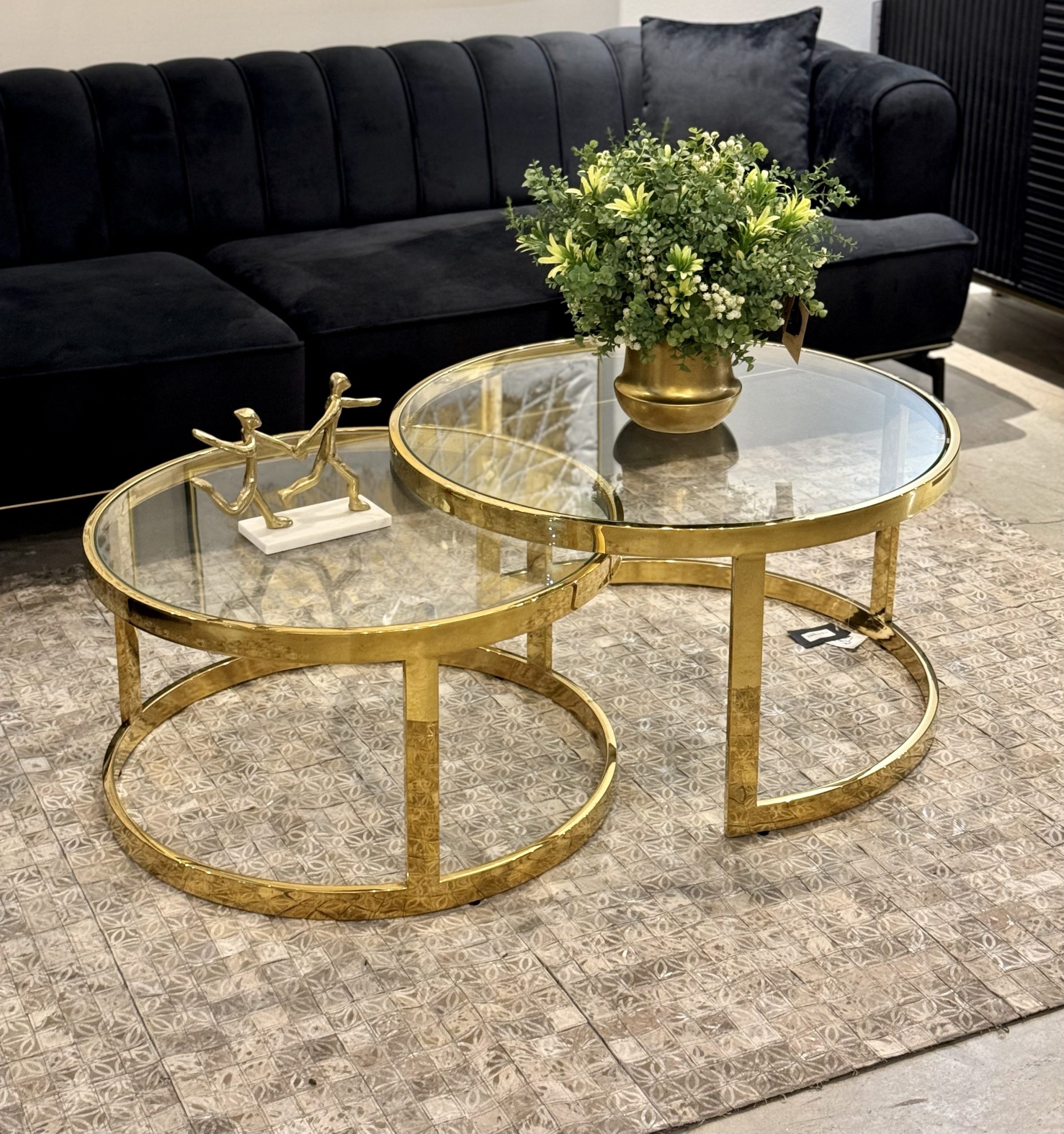 סט שולחנות עגולים זכוכית וזהב פורצלן סט שולחנות עגולים זכוכית וזהב פורצלן