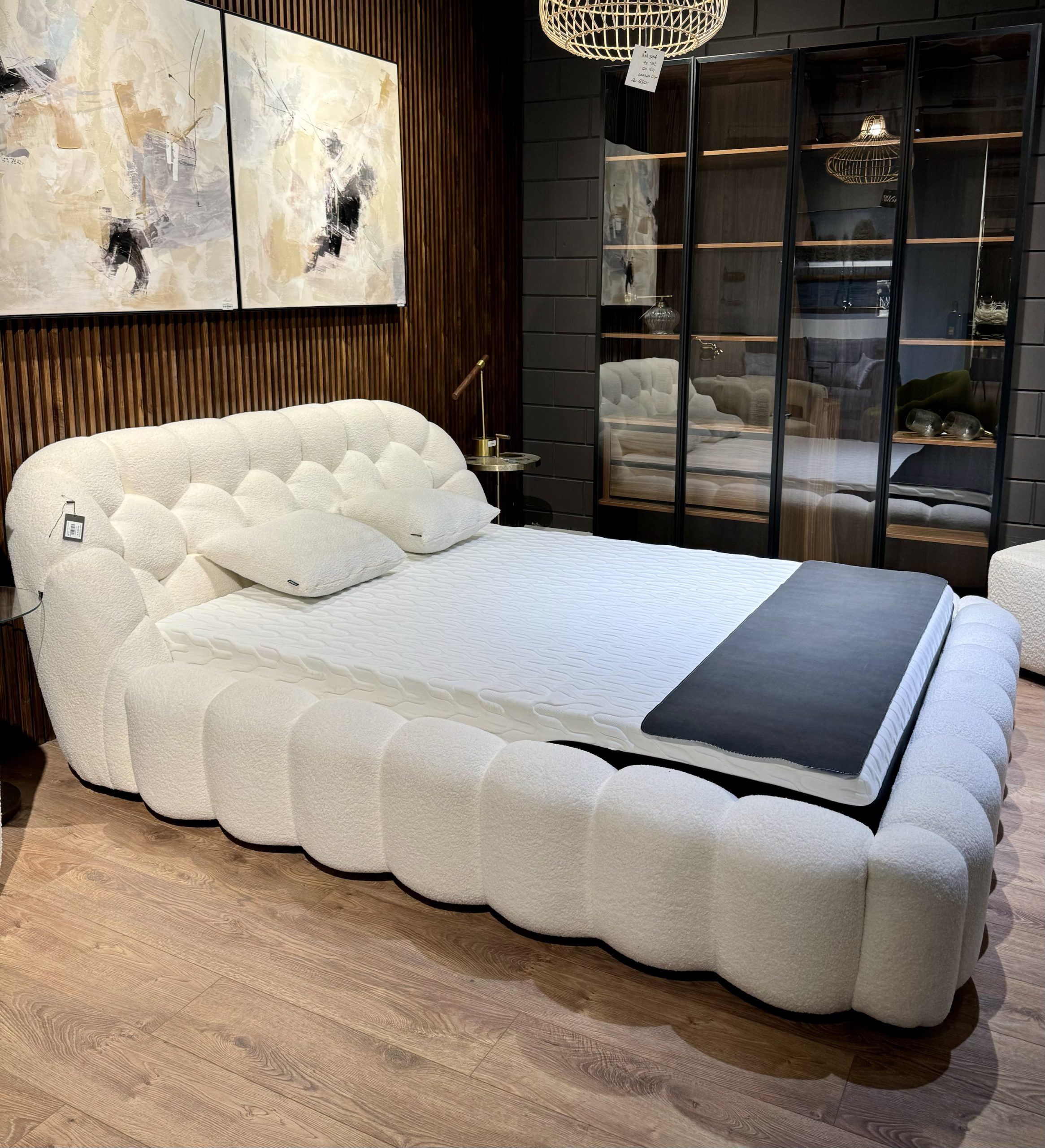 מיטה בלה דגם קימי בוקלה שמנת מהדורה מוגבלת מיטה בלה דגם קימי בוקלה שמנת מהדורה מוגבלת