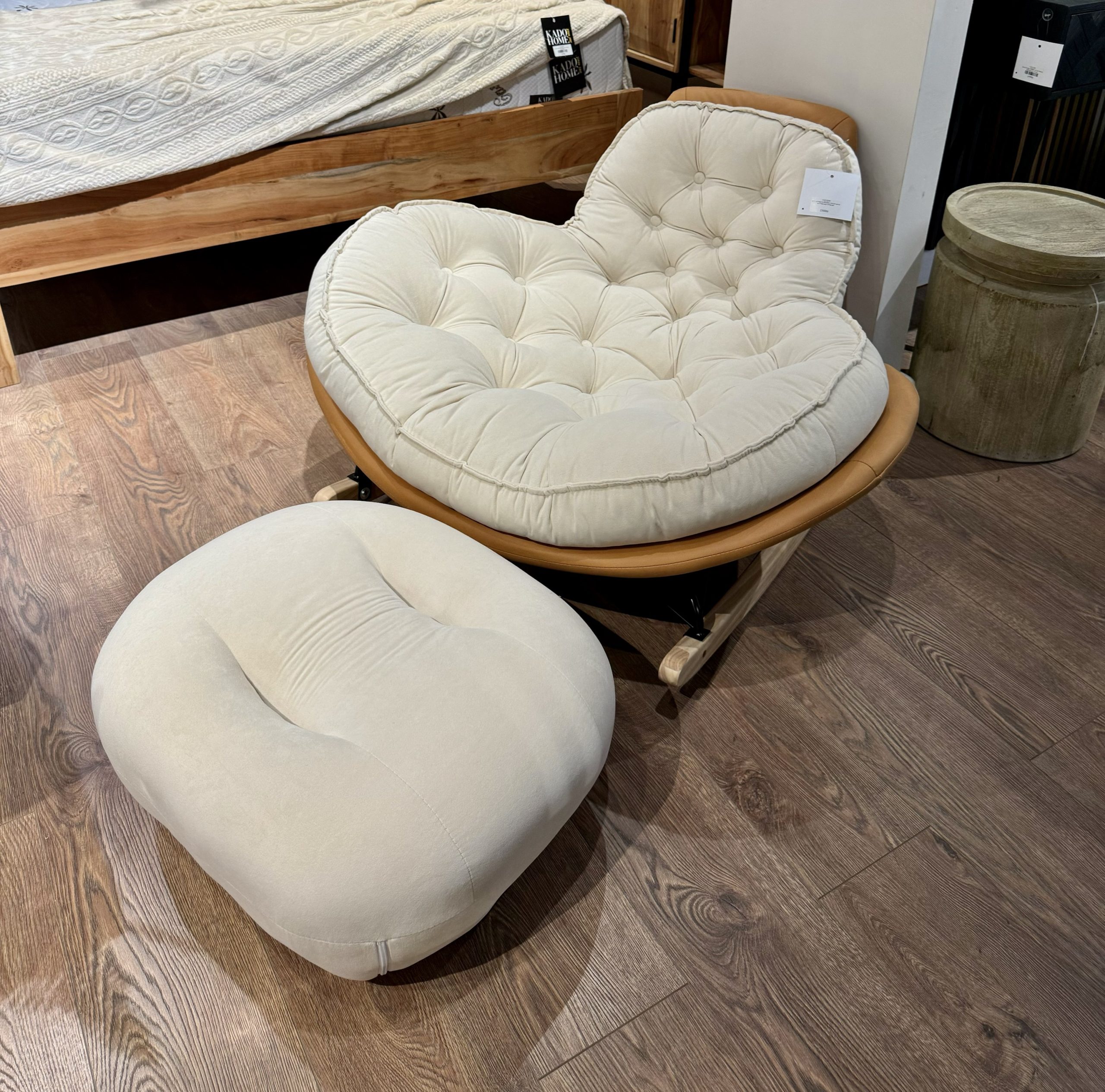 כורסא קפיטונז שמנת בסיס כאמל עם הדום דגם אליס כורסא קפיטונז שמנת בסיס כאמל עם הדום דגם אליס