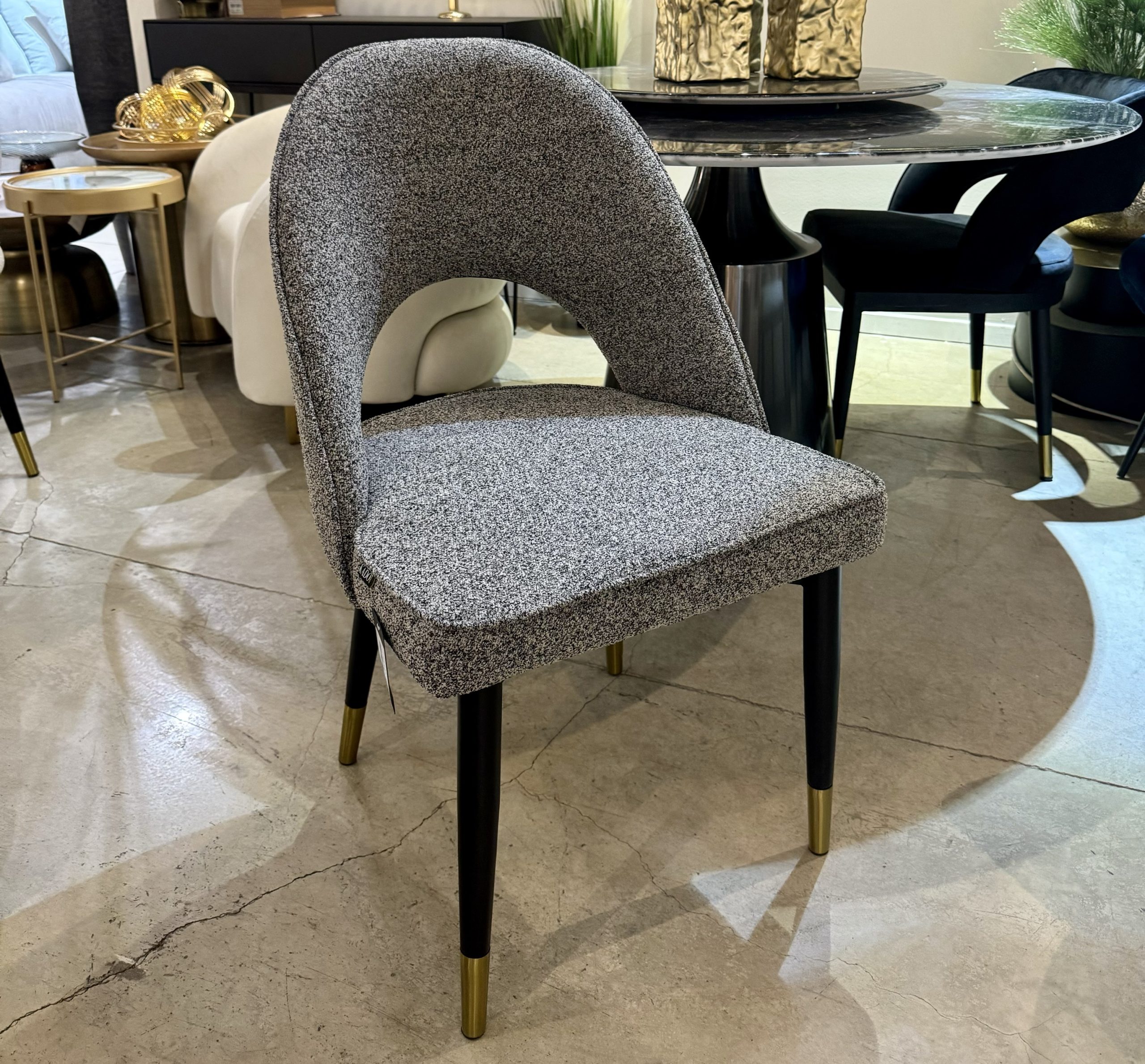 כיסא מרופד בבד בוקלה אפור מעוצב מודרני דגם קימי כיסא מרופד בבד בוקלה אפור מעוצב מודרני דגם קימי