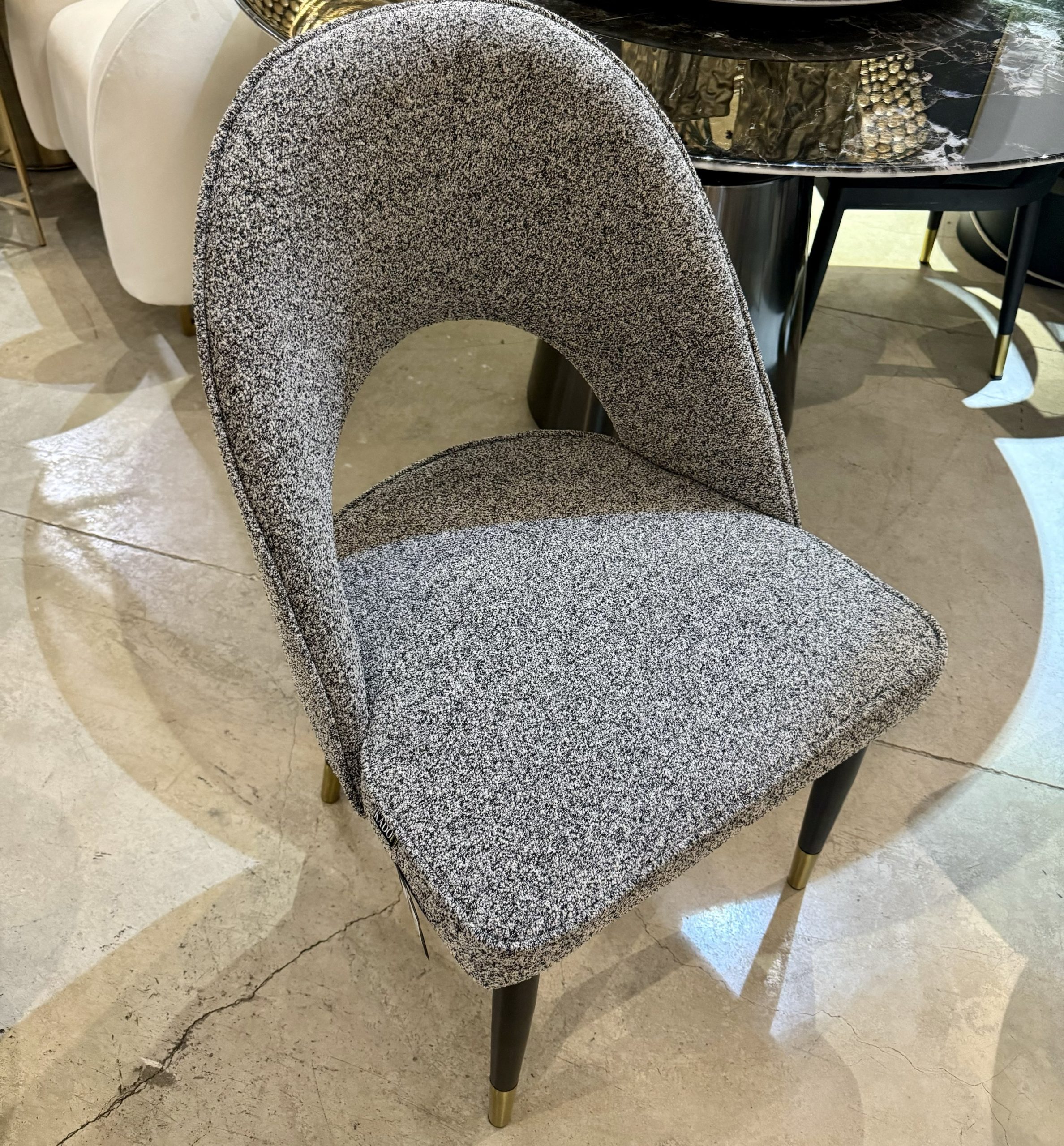 כיסא מרופד בבד בוקלה אפור מעוצב מודרני דגם קימי כיסא מרופד בבד בוקלה אפור מעוצב מודרני דגם קימי