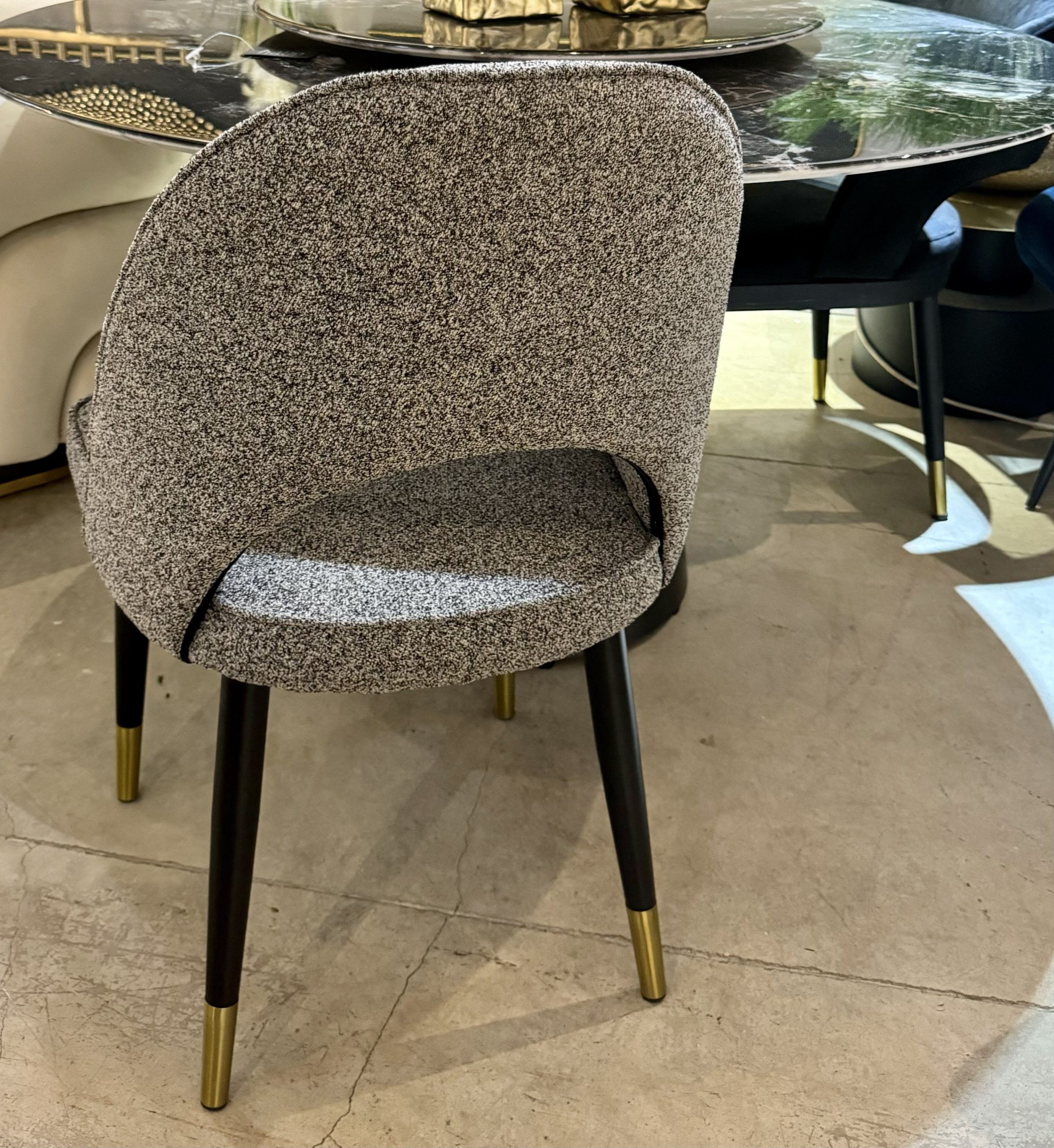 כיסא מרופד בבד בוקלה אפור מעוצב מודרני דגם קימי כיסא מרופד בבד בוקלה אפור מעוצב מודרני דגם קימי