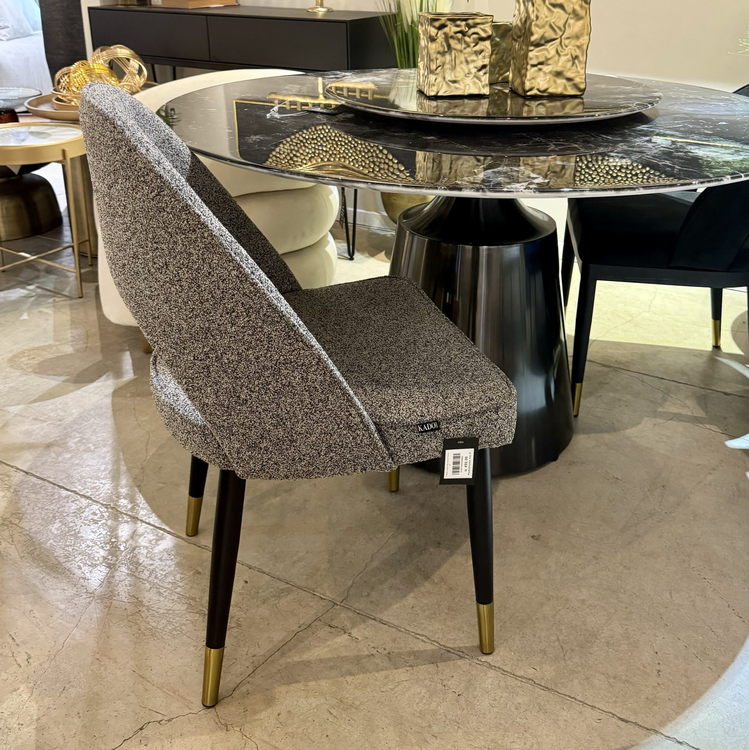 כיסא מרופד בבד בוקלה אפור מעוצב מודרני דגם קימי כיסא מרופד בבד בוקלה אפור מעוצב מודרני דגם קימי