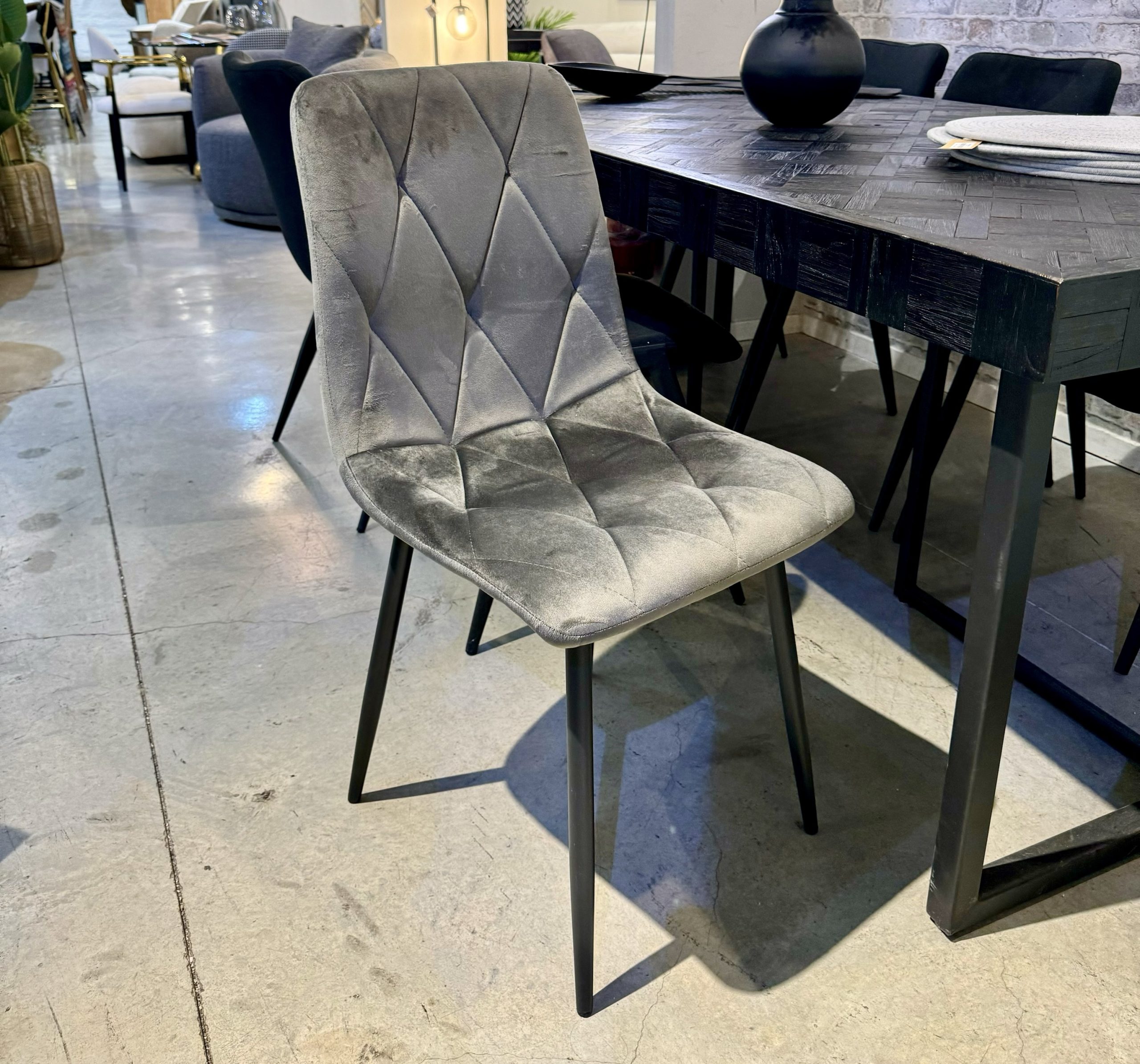 כיסא מעוצב מרופד בבד קטיפה אפור דגם ארתור כיסא מעוצב מרופד בבד קטיפה אפור דגם ארתור