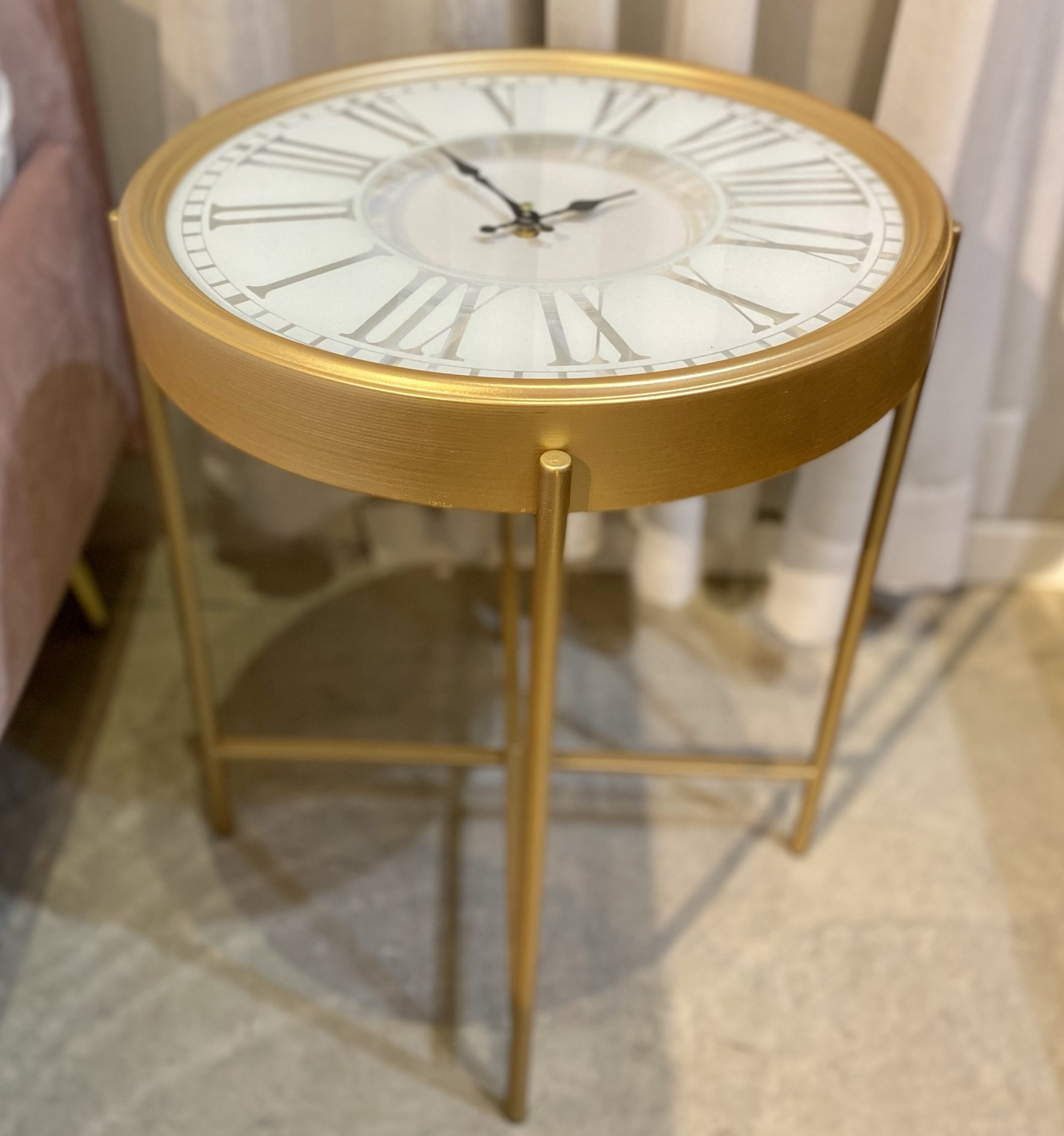 שולחן צד שעון שולחן צד שעון