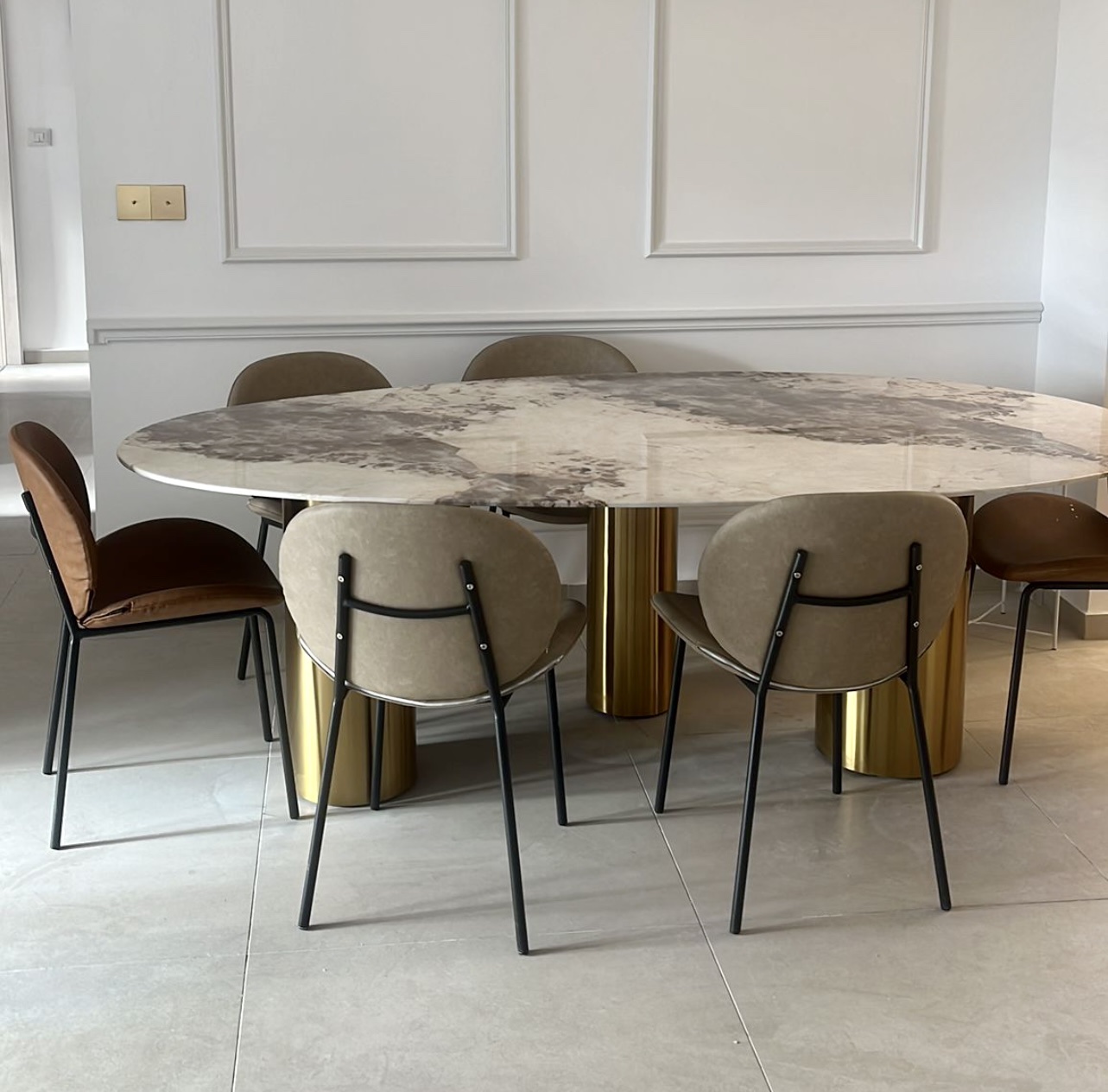 שולחן אוכל אובאלי רגליים זהב דגם מרבל קימי שולחן אוכל אובאלי רגליים זהב דגם מרבל קימי