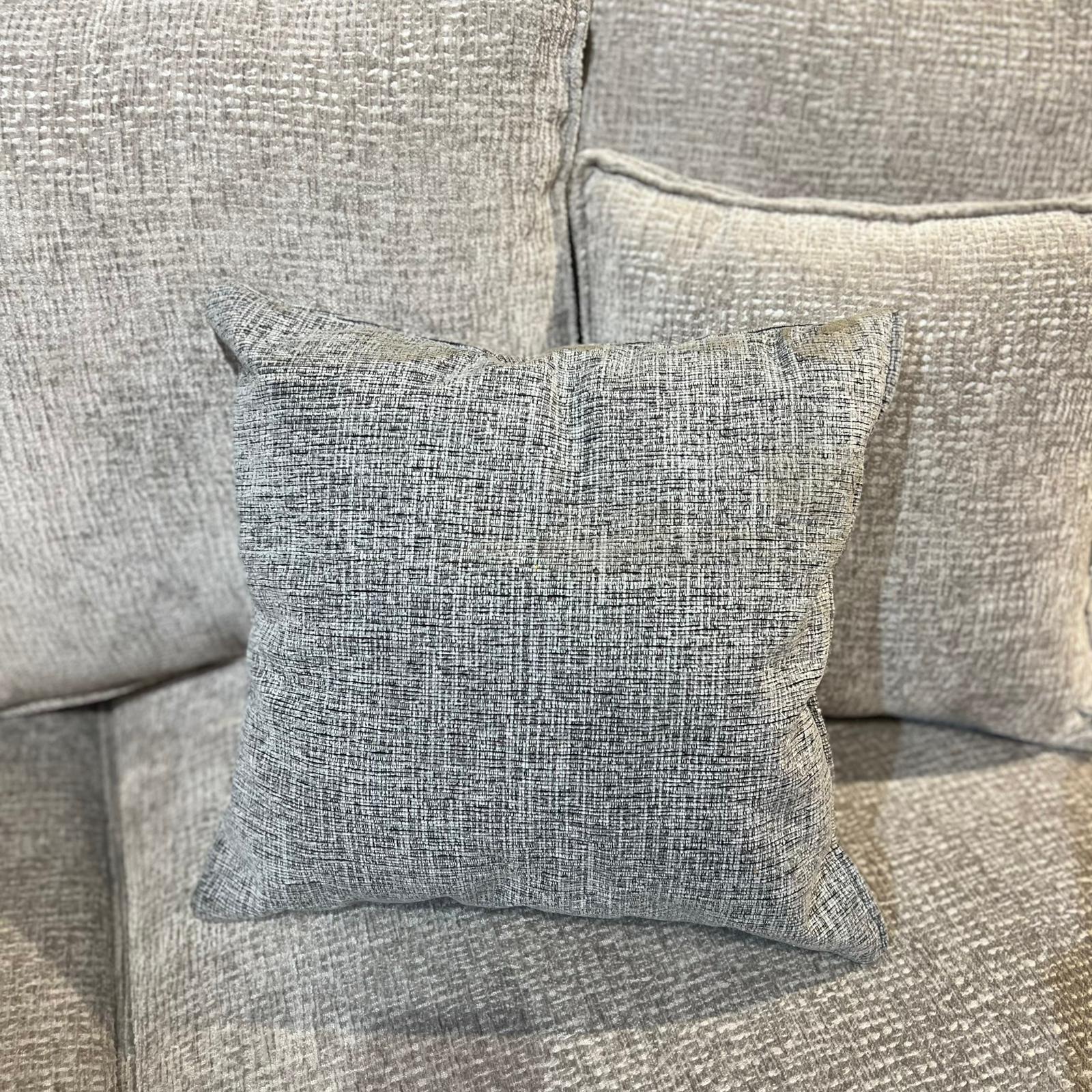 כרית נוי אפור שחור