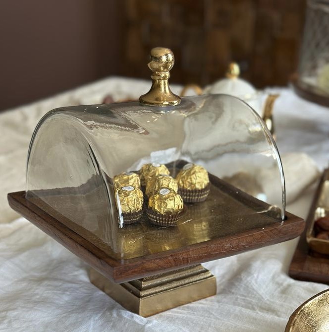 מגש מרובע על רגל זהב בסיס עץ טבעי פעמון זכוכית שקוף מגש מרובע על רגל זהב בסיס עץ טבעי פעמון זכוכית שקוף