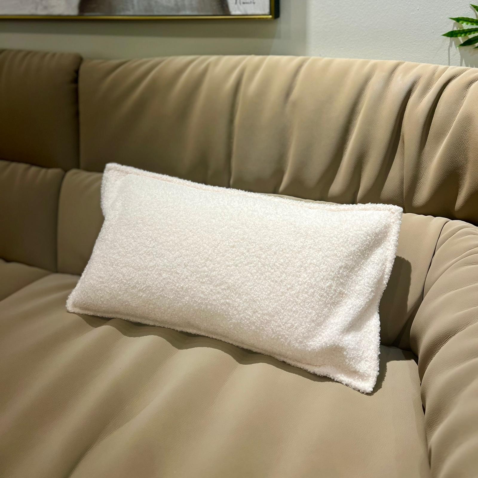 כרית נוי מלבנית בוקלה שמנת לבן כרית נוי מלבנית בוקלה שמנת לבן