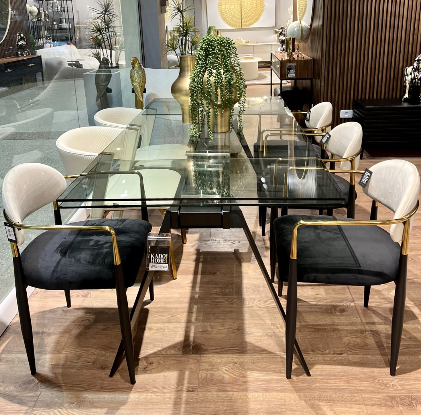 שולחן אוכל זכוכית מחוסמת נפתח רגל שחורה דגם הלן שולחן אוכל זכוכית מחוסמת נפתח רגל שחורה דגם הלן