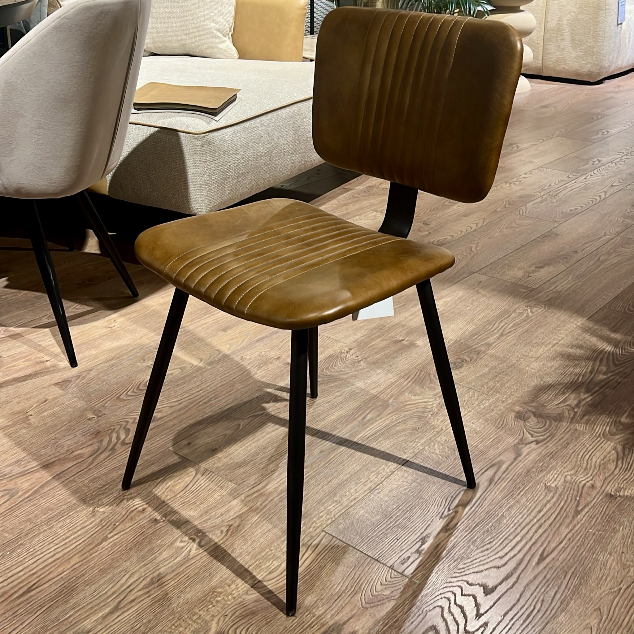 כסא פינת אוכל עור חום דגם סוקרטס כסא פינת אוכל עור חום דגם סוקרטס