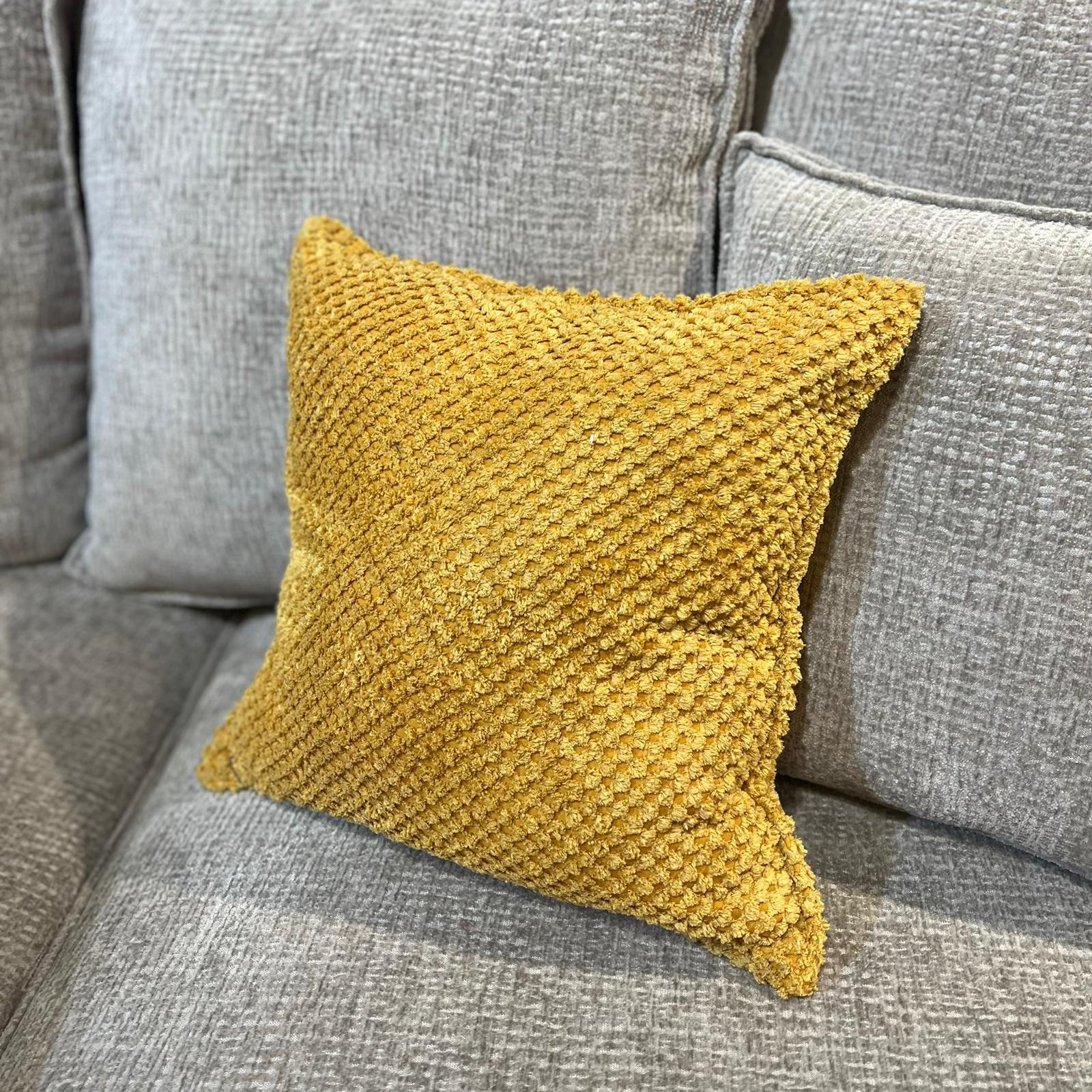 כרית נוי מעוצבת חרדל