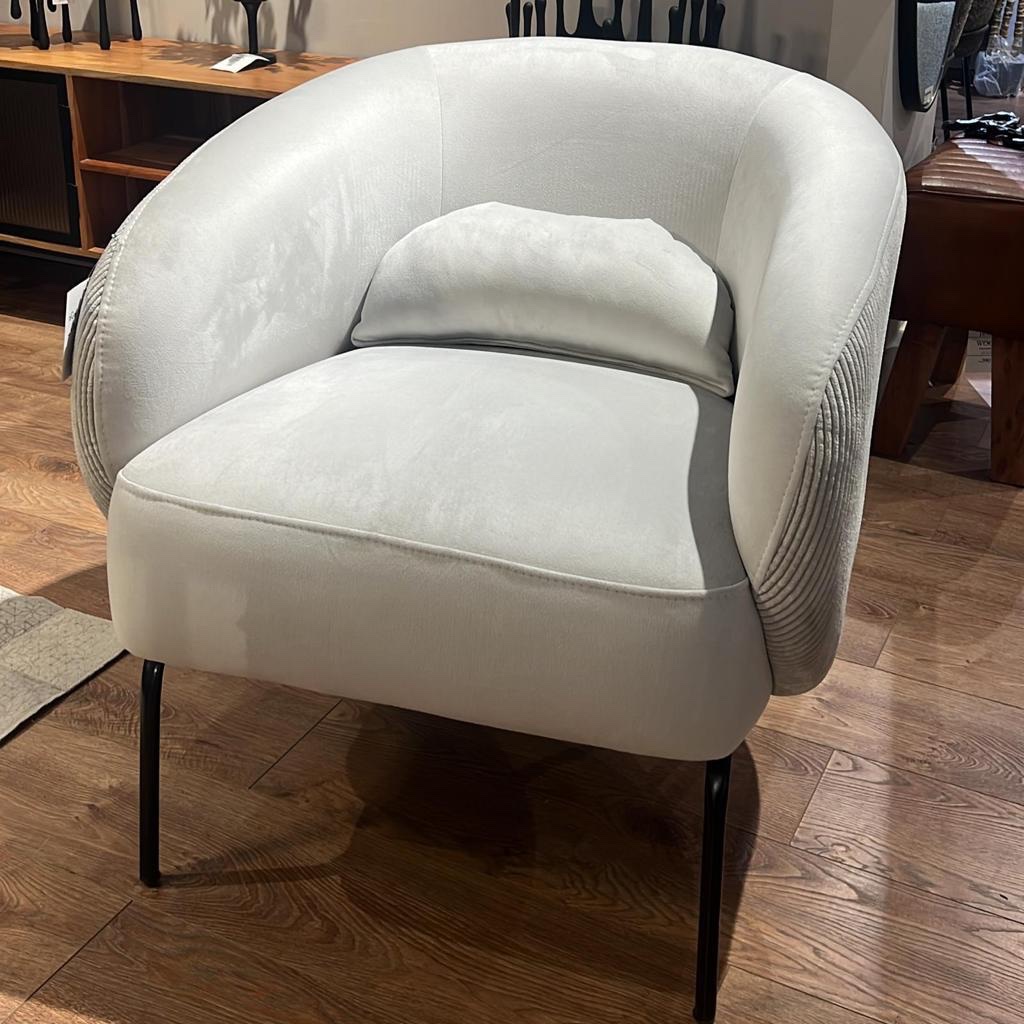 כורסא מעוצבת בקווים מעוגלים דגם לה בוטה כורסא מעוצבת בקווים מעוגלים דגם לה בוטה