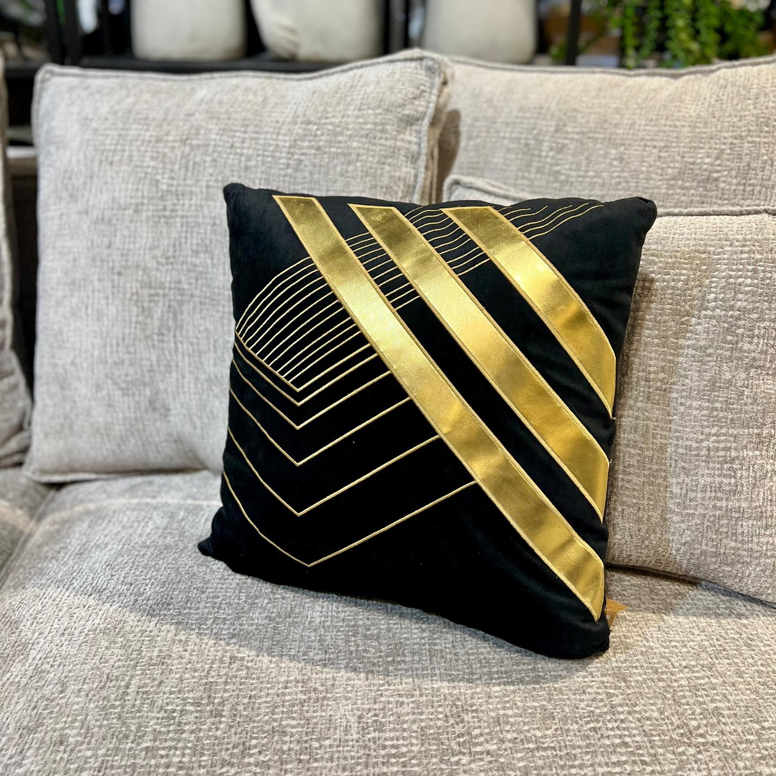 כרית נוי דגם אליס גולד בלאק 45/45 כרית נוי דגם אליס גולד בלאק 45/45