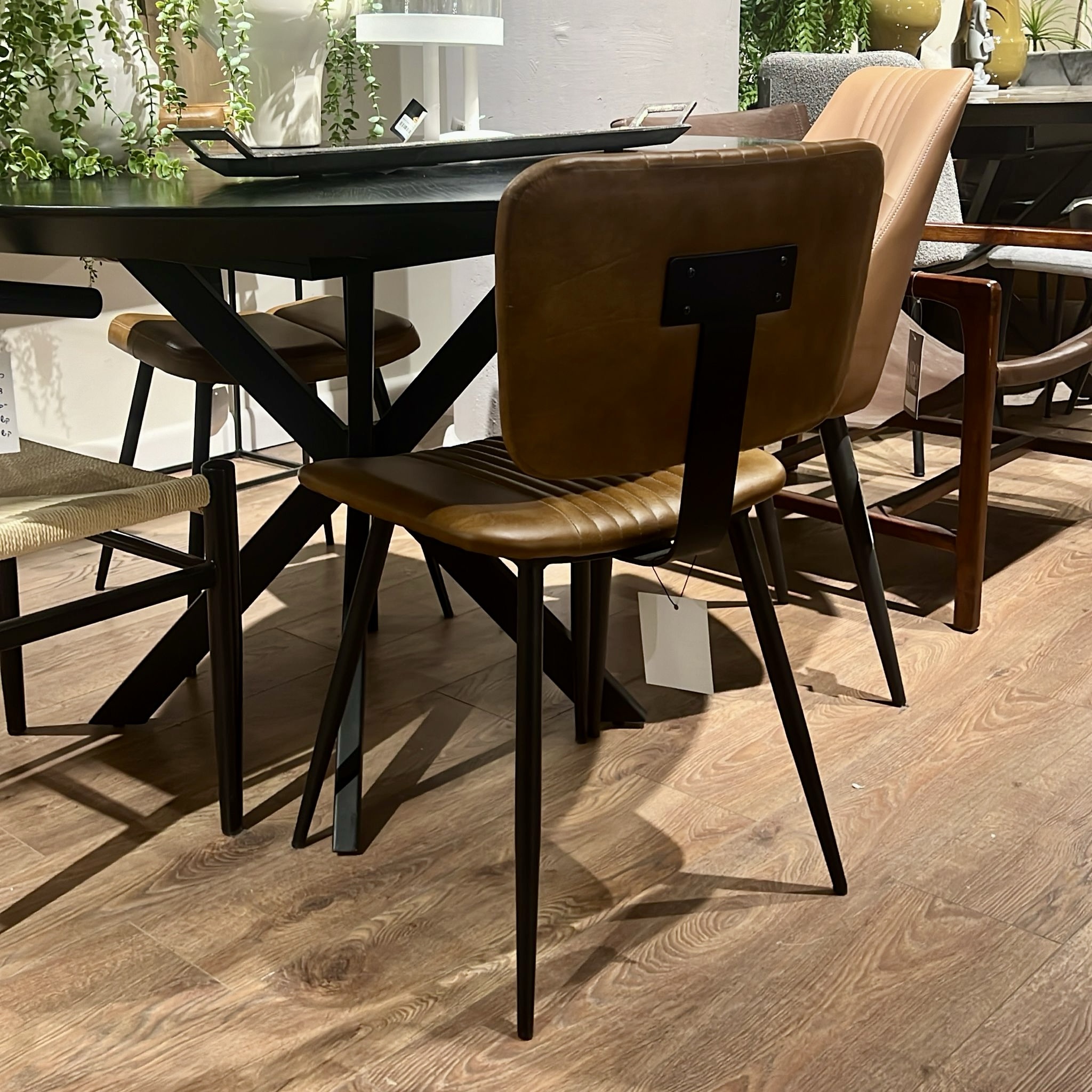 כסא פינת אוכל עור חום דגם סוקרטס כסא פינת אוכל עור חום דגם סוקרטס