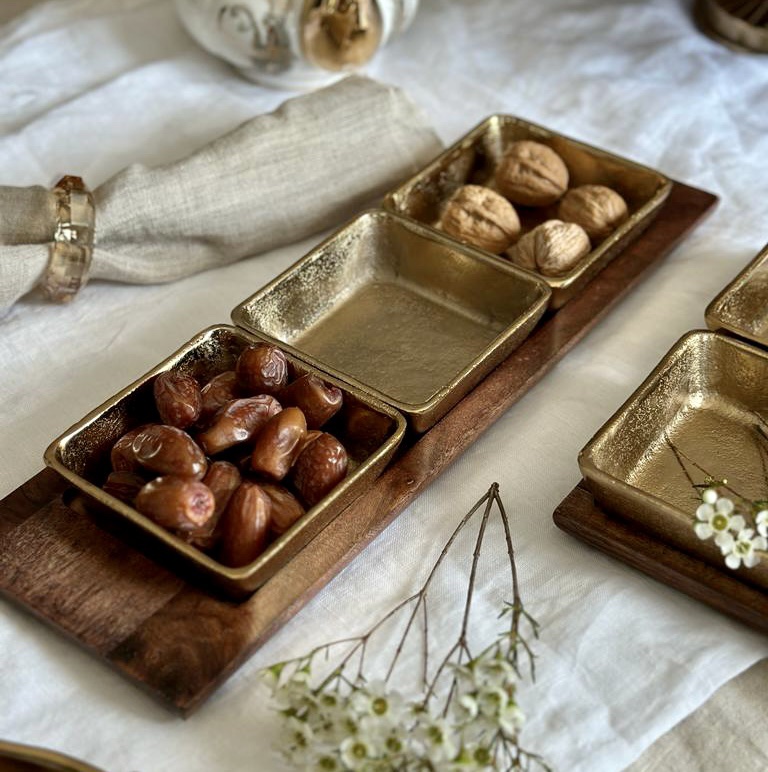 שלוש קעריות הגשה מתכת זהב על בסיס מרובע עץ טבעי שלוש קעריות הגשה מתכת זהב על בסיס מרובע עץ טבעי