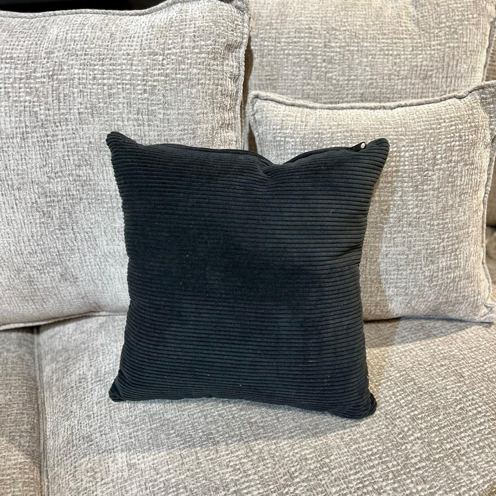 כרית נוי קורדרוי שחור כרית נוי קורדרוי שחור