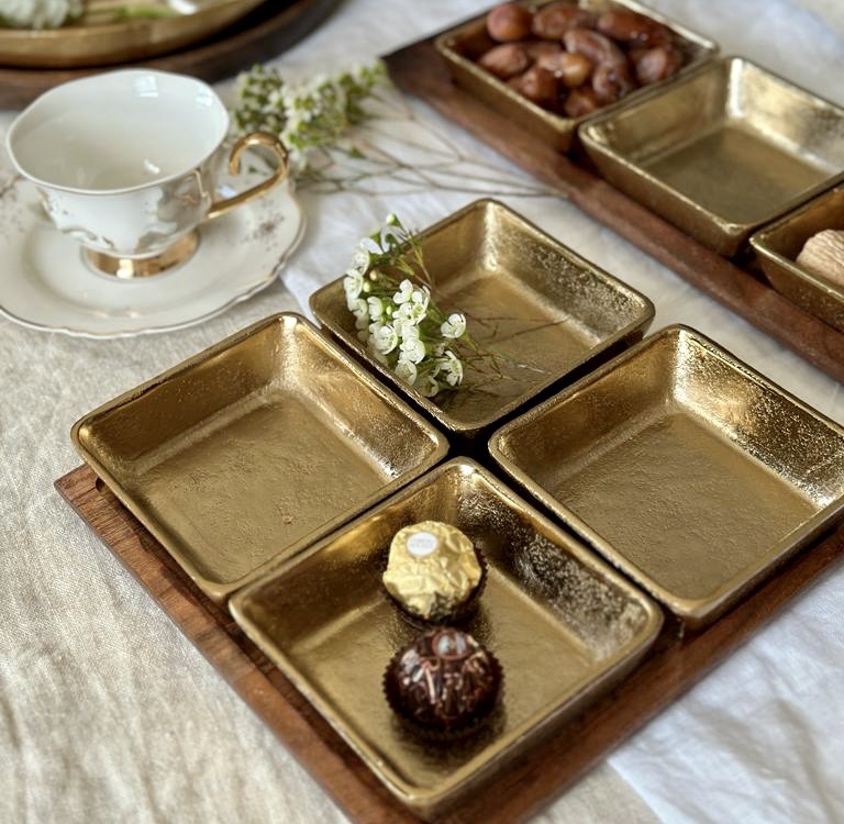 רביעיית קעריות הגשה מתכת זהב על בסיס מרובע עץ טבעי רביעיית קעריות הגשה מתכת זהב על בסיס מרובע עץ טבעי