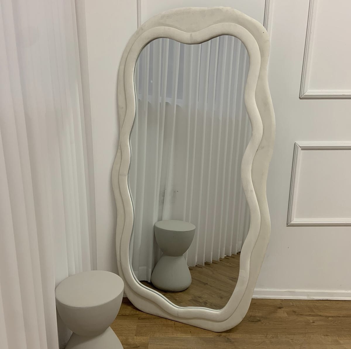 מראה קטיפה גדולה מראה קטיפה גדולה