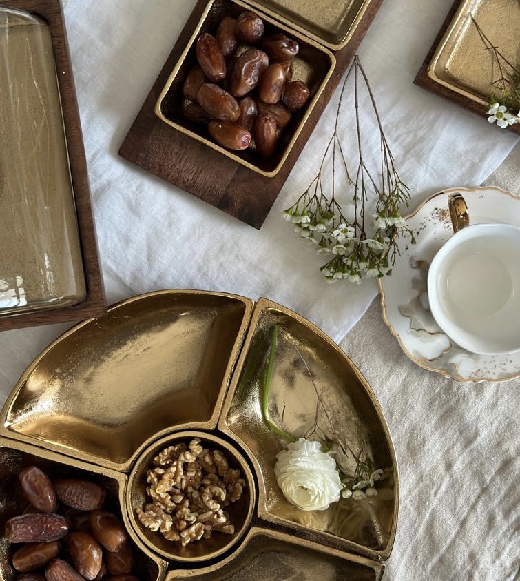 חמישיית קערות הגשה זהב על בסיס עגול עץ טבעי חמישיית קערות הגשה זהב על בסיס עגול עץ טבעי