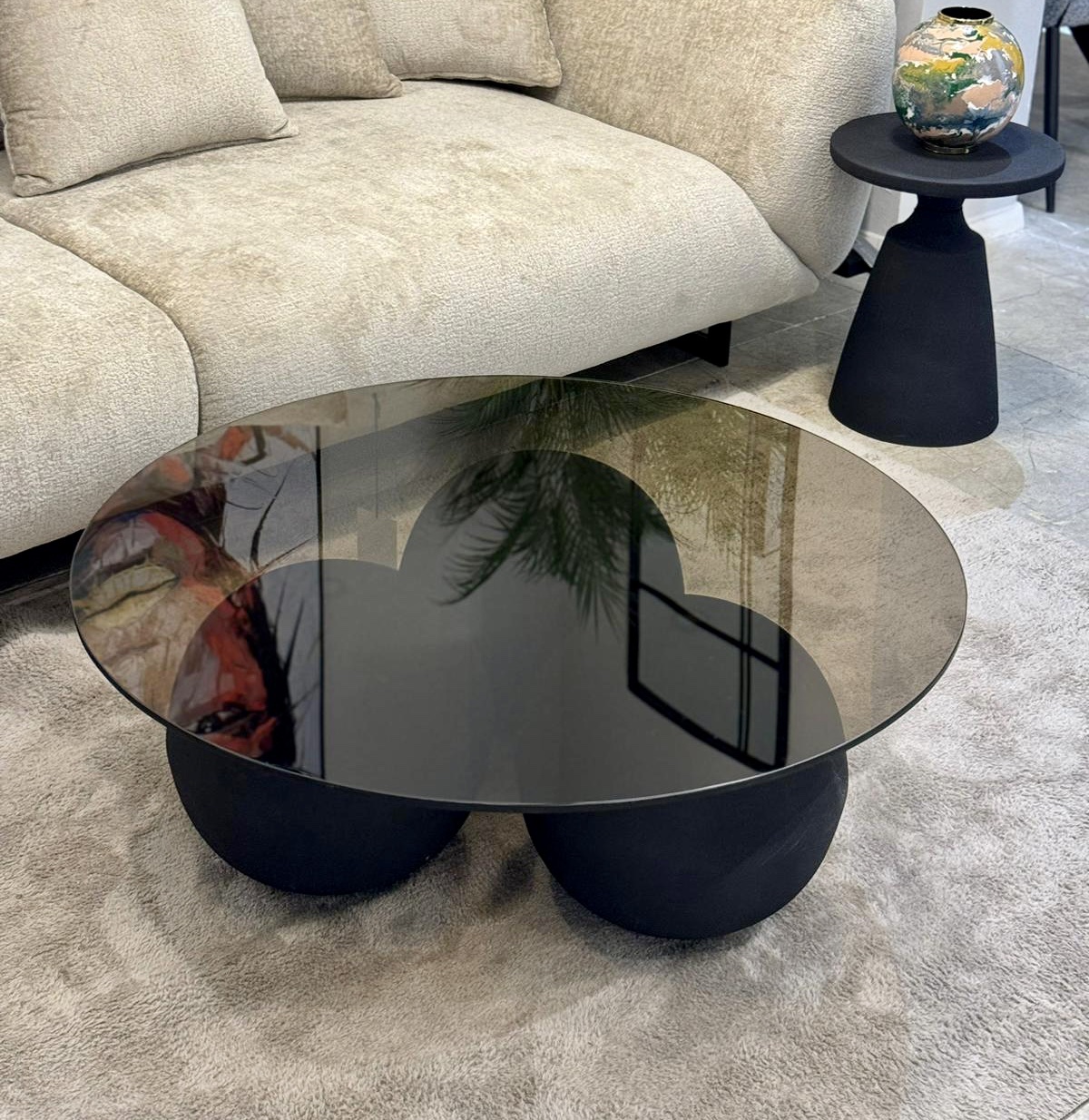 שולחן סלון עגול דולור זכוכית כהה בסיס כדורים שחור דגם ראבי