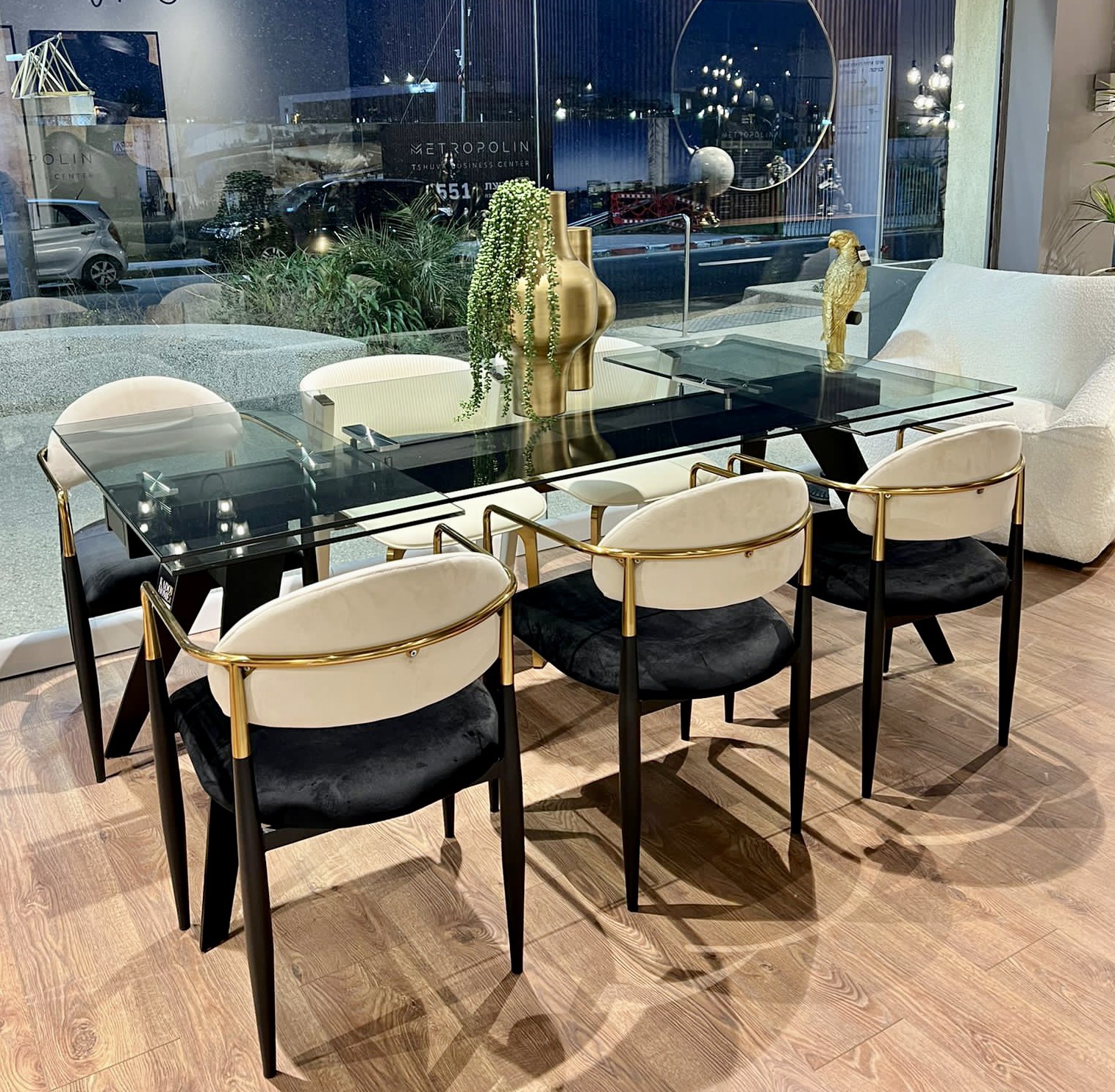 שולחן אוכל זכוכית מחוסמת נפתח רגל שחורה דגם הלן שולחן אוכל זכוכית מחוסמת נפתח רגל שחורה דגם הלן