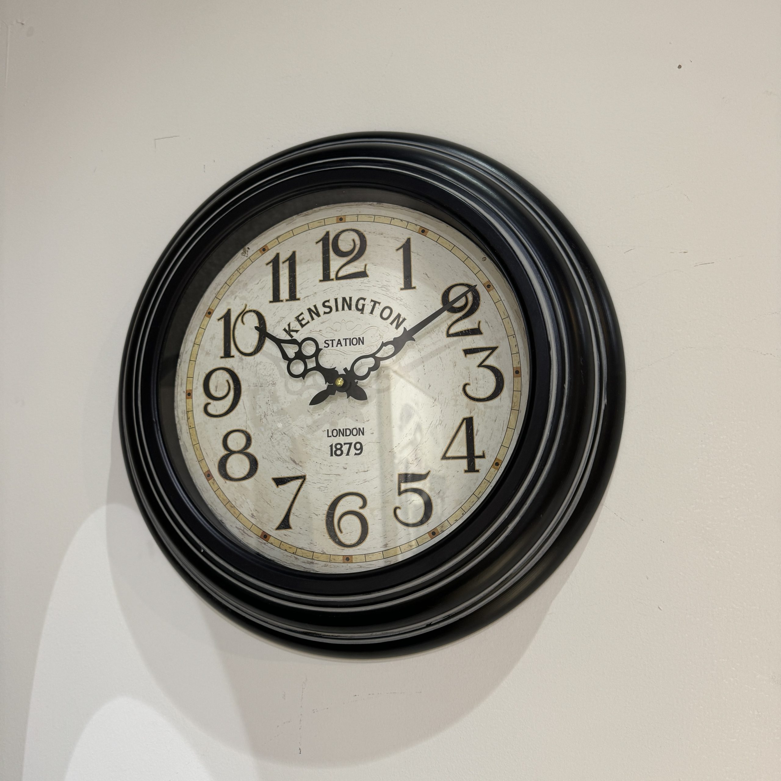 שעון מסגרת שחורה מחוגים וינטאג׳ דגם איקו שעון מסגרת שחורה מחוגים וינטאג׳ דגם איקו