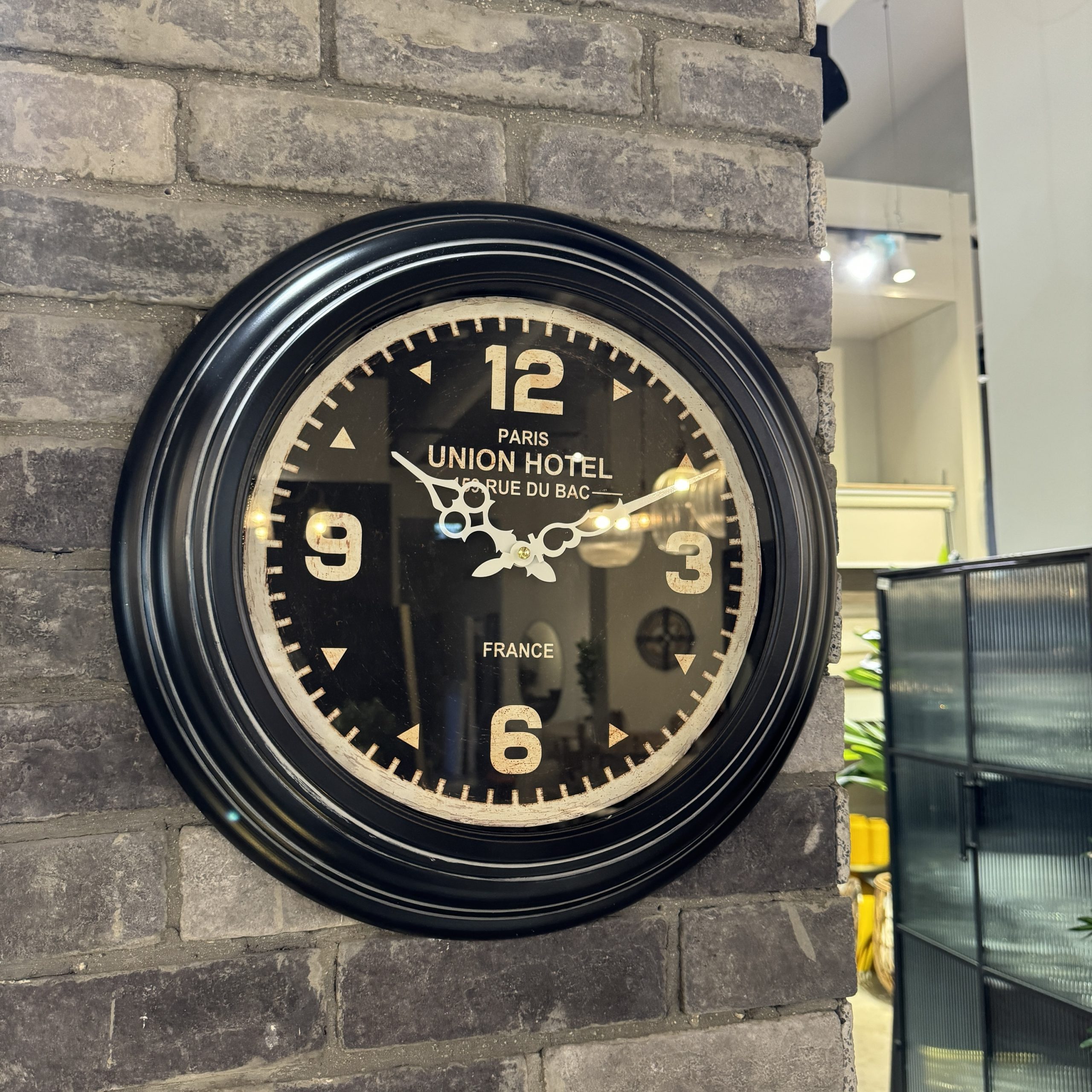 שעון מסגרת שחורה מחוגים וינטאג׳ דגם איקו שעון מסגרת שחורה מחוגים וינטאג׳ דגם איקו