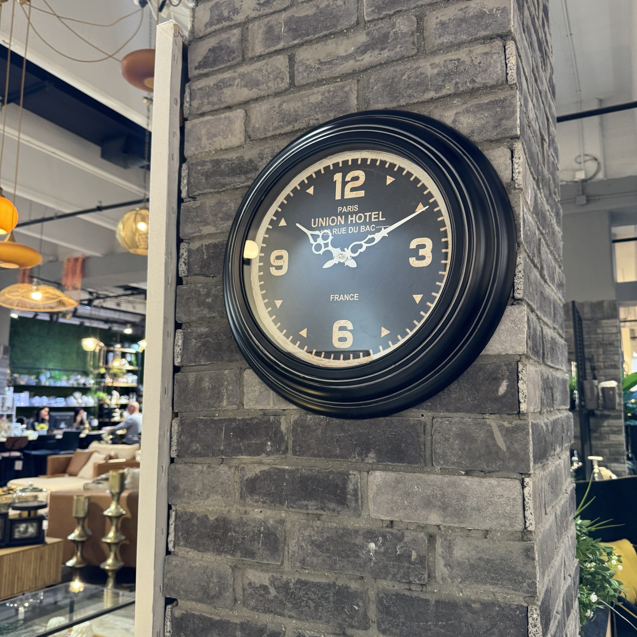 שעון מסגרת שחורה מחוגים וינטאג׳ דגם איקו שעון מסגרת שחורה מחוגים וינטאג׳ דגם איקו