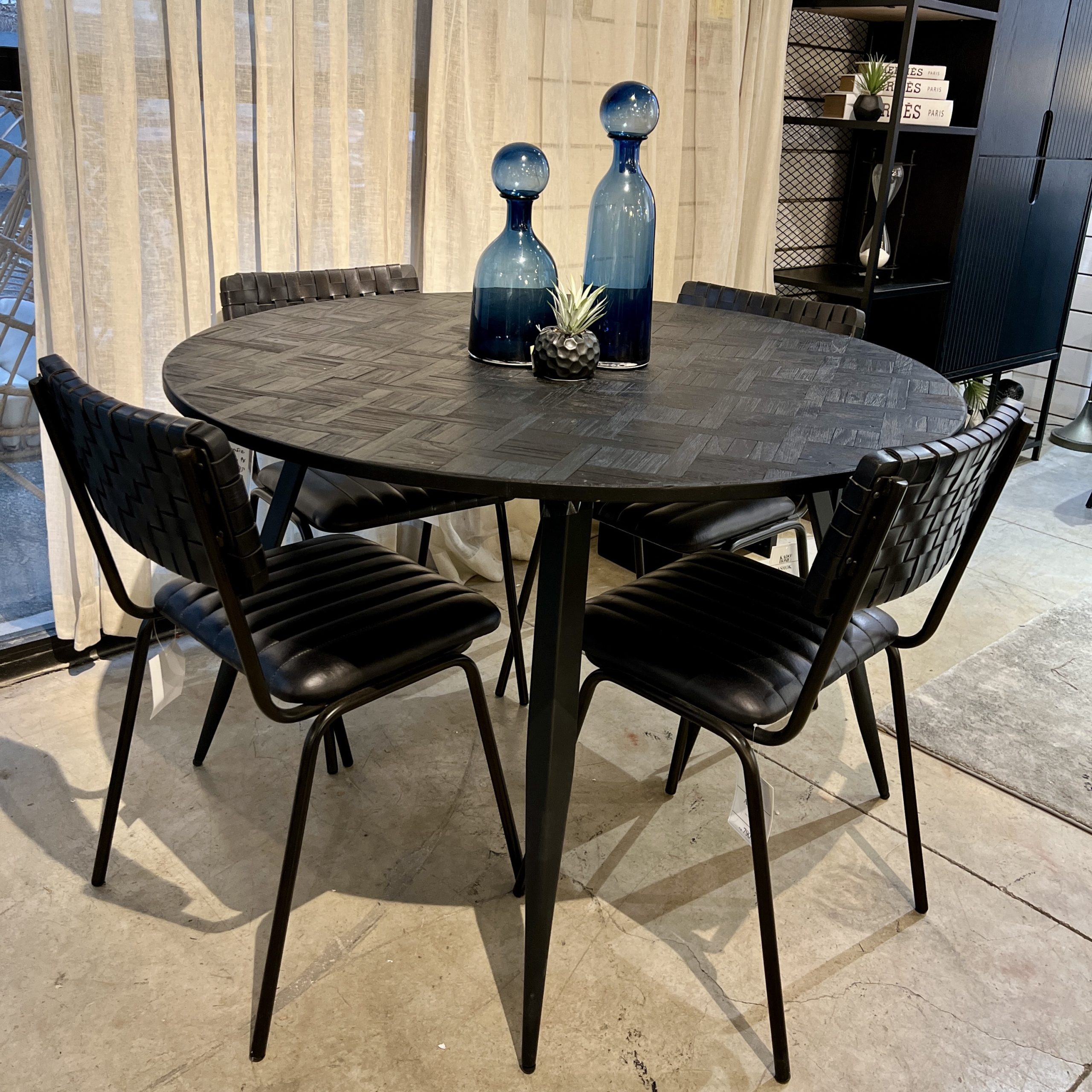 שולחן אוכל עגול עץ שחור פישבון דגם רוני