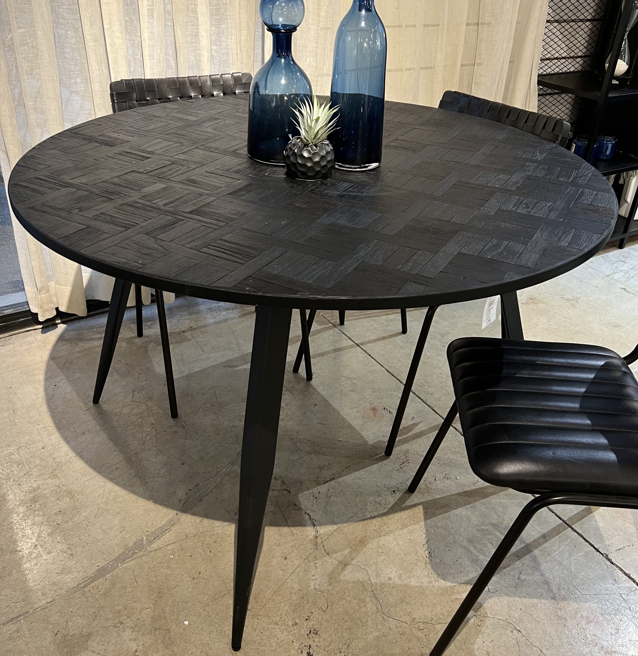 שולחן אוכל עגול עץ שחור פישבון דגם רוני