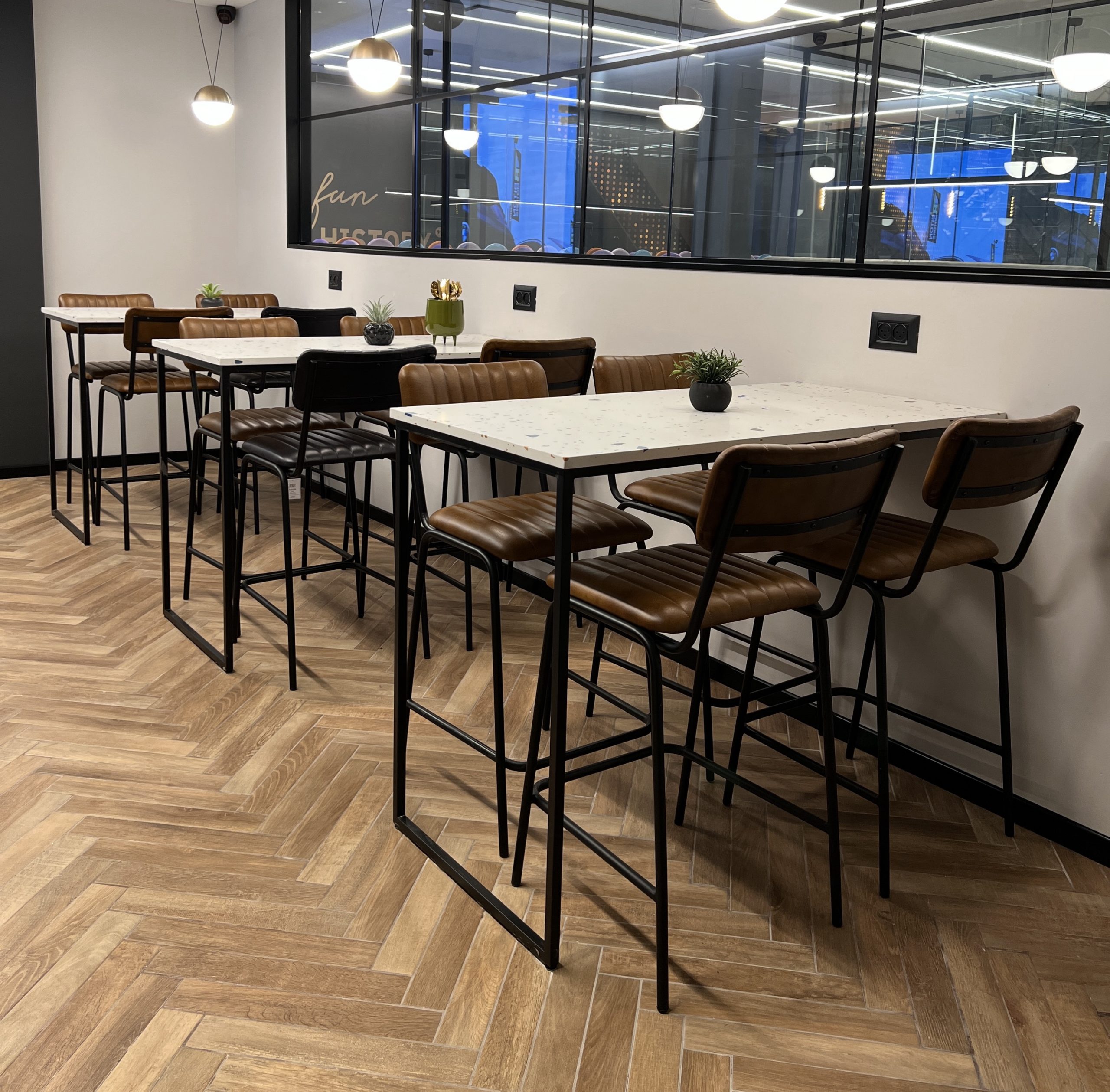 כסא בר דגם אוכף עם משענת עור כסא בר דגם אוכף עם משענת עור