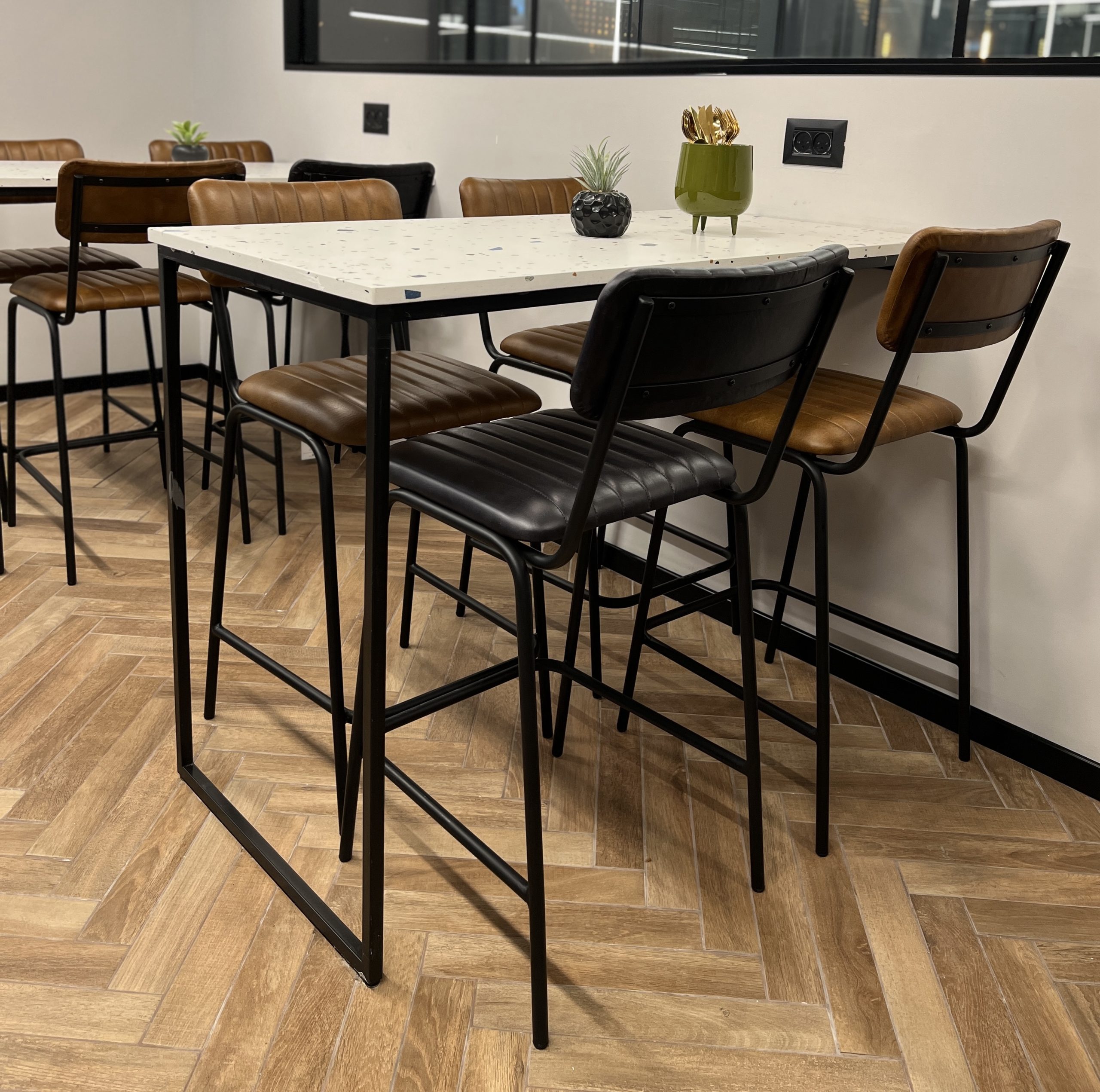 כסא בר דגם אוכף עם משענת עור כסא בר דגם אוכף עם משענת עור