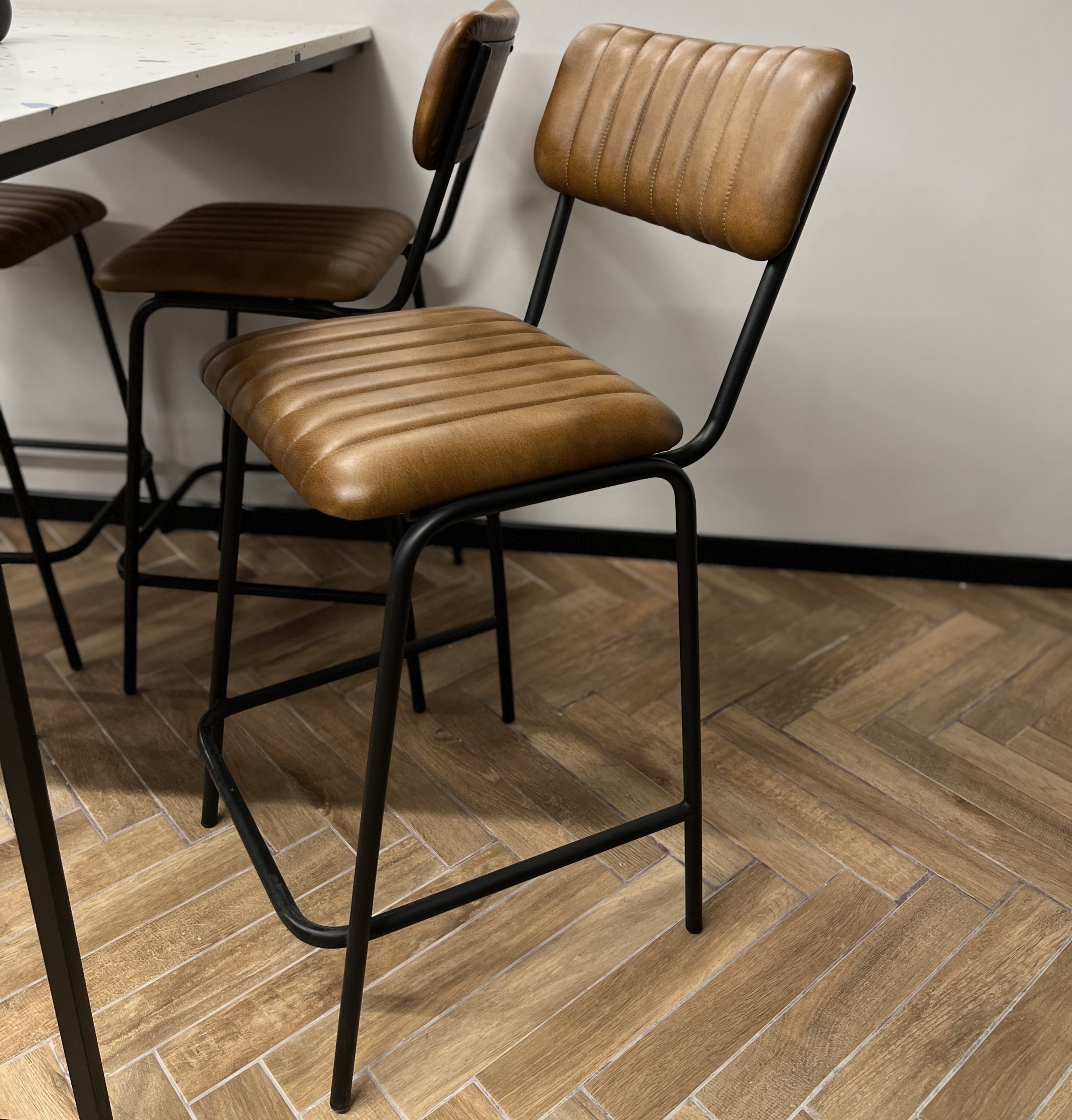 כסא בר דגם אוכף עם משענת עור כסא בר דגם אוכף עם משענת עור