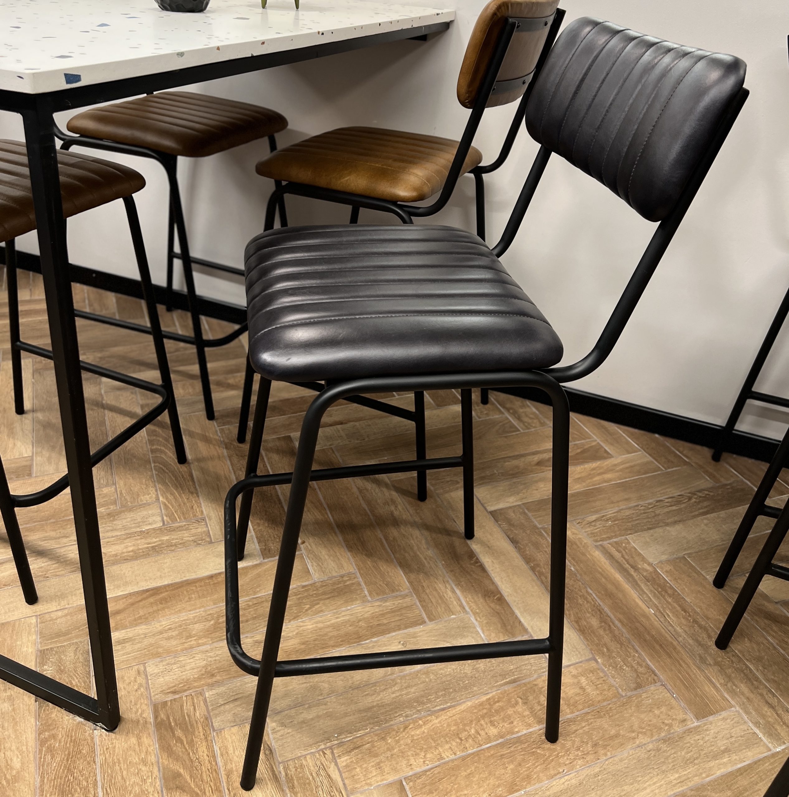 כסא בר דגם אוכף עם משענת עור כסא בר דגם אוכף עם משענת עור