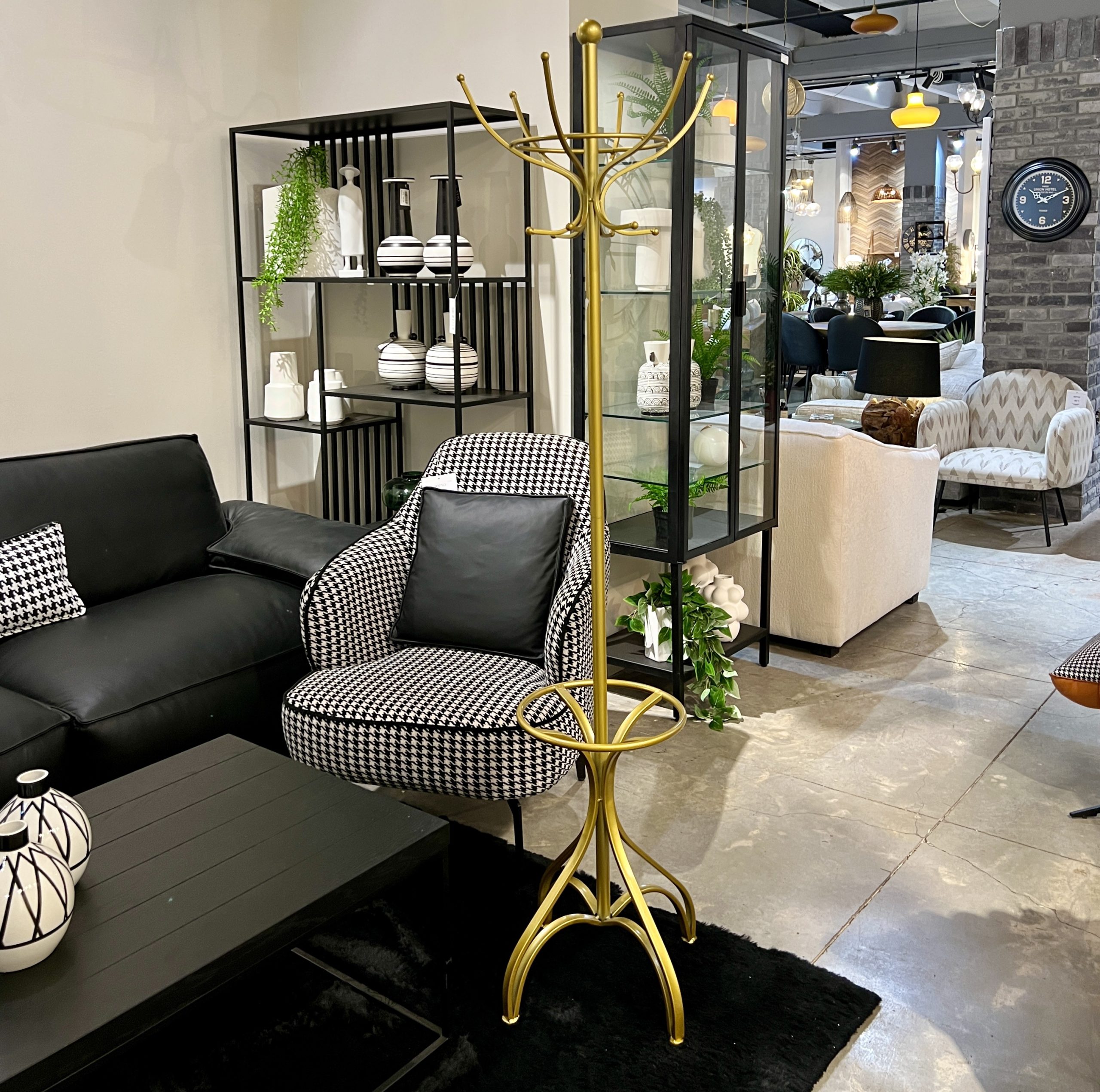 קולב בגדים זהב