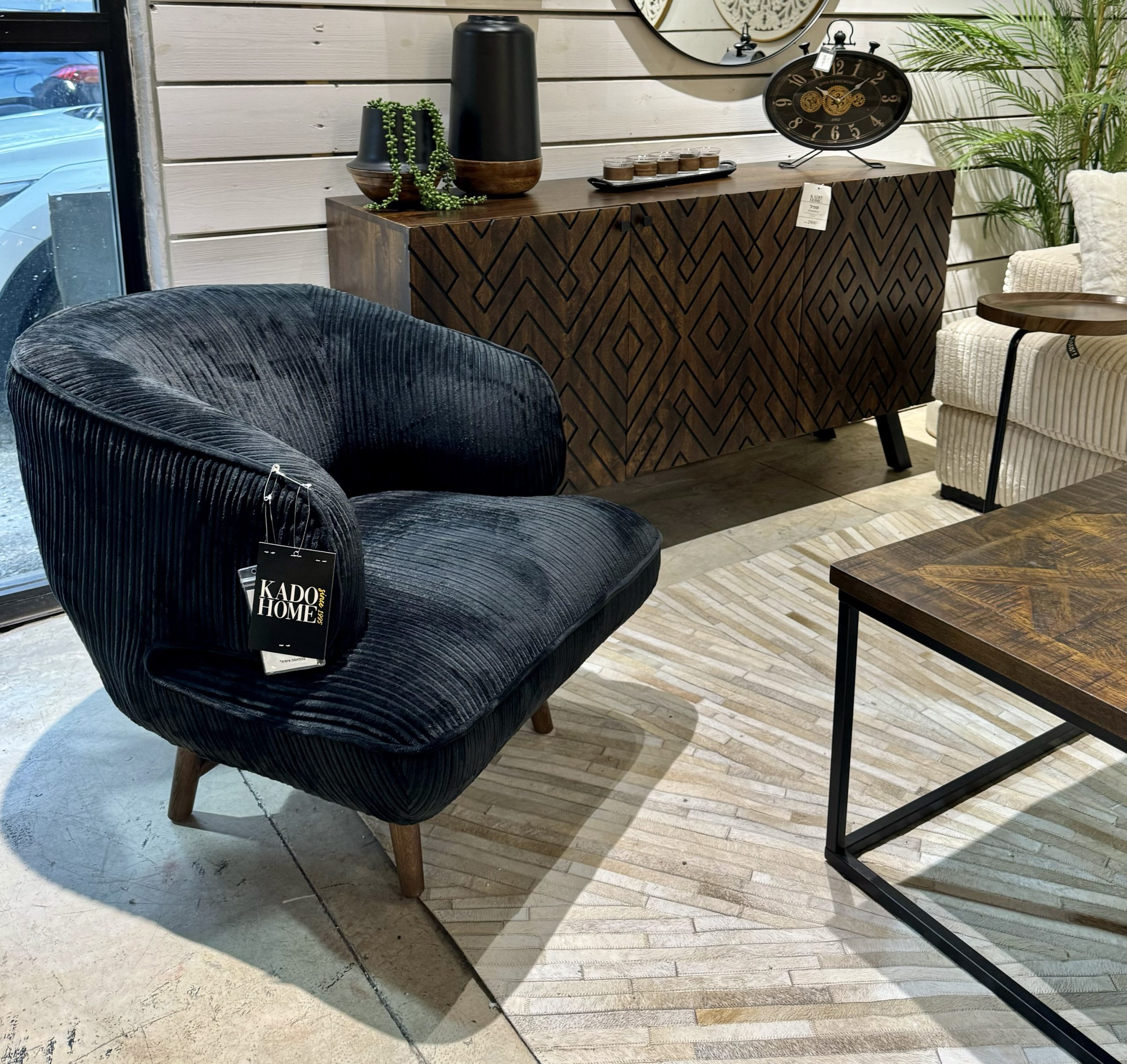 כורסא מעוצבת בבד קורדרוי שחור דגם תמיר כורסא מעוצבת בבד קורדרוי שחור דגם תמיר