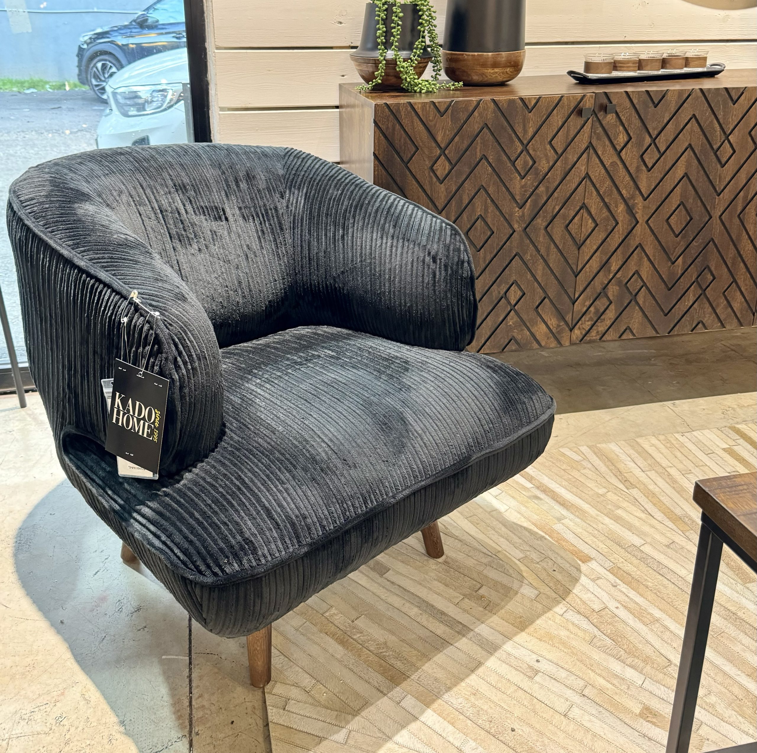 כורסא מעוצבת בבד קורדרוי שחור דגם תמיר כורסא מעוצבת בבד קורדרוי שחור דגם תמיר