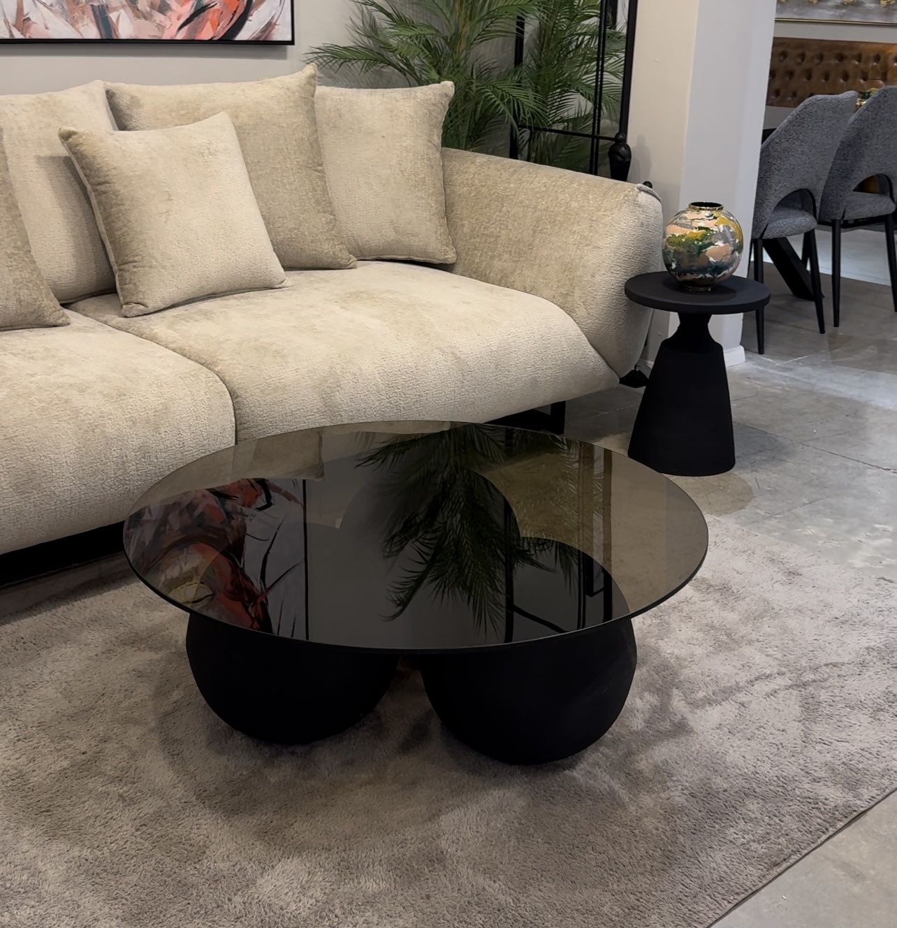 שולחן סלון עגול דולור זכוכית כהה בסיס כדורים שחור דגם ראבי