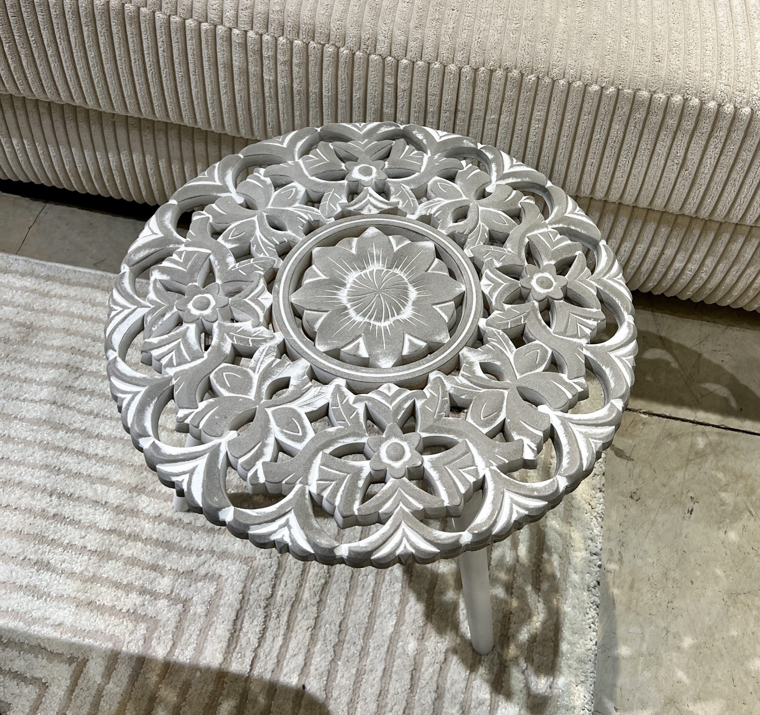 שולחן צד משרביה פרח אפור