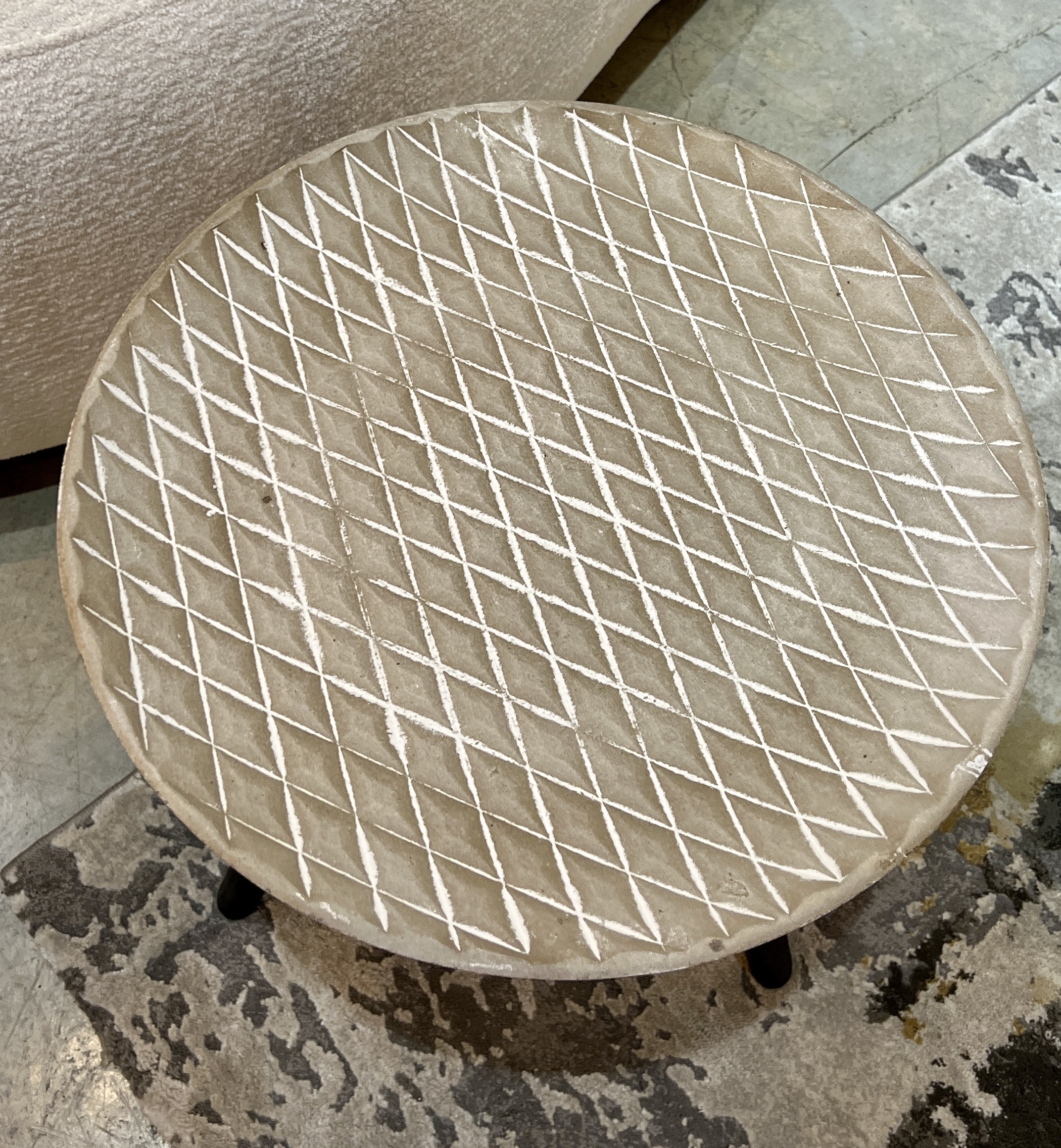 שולחן צד משרביה יהלומים אפור שולחן צד משרביה יהלומים אפור