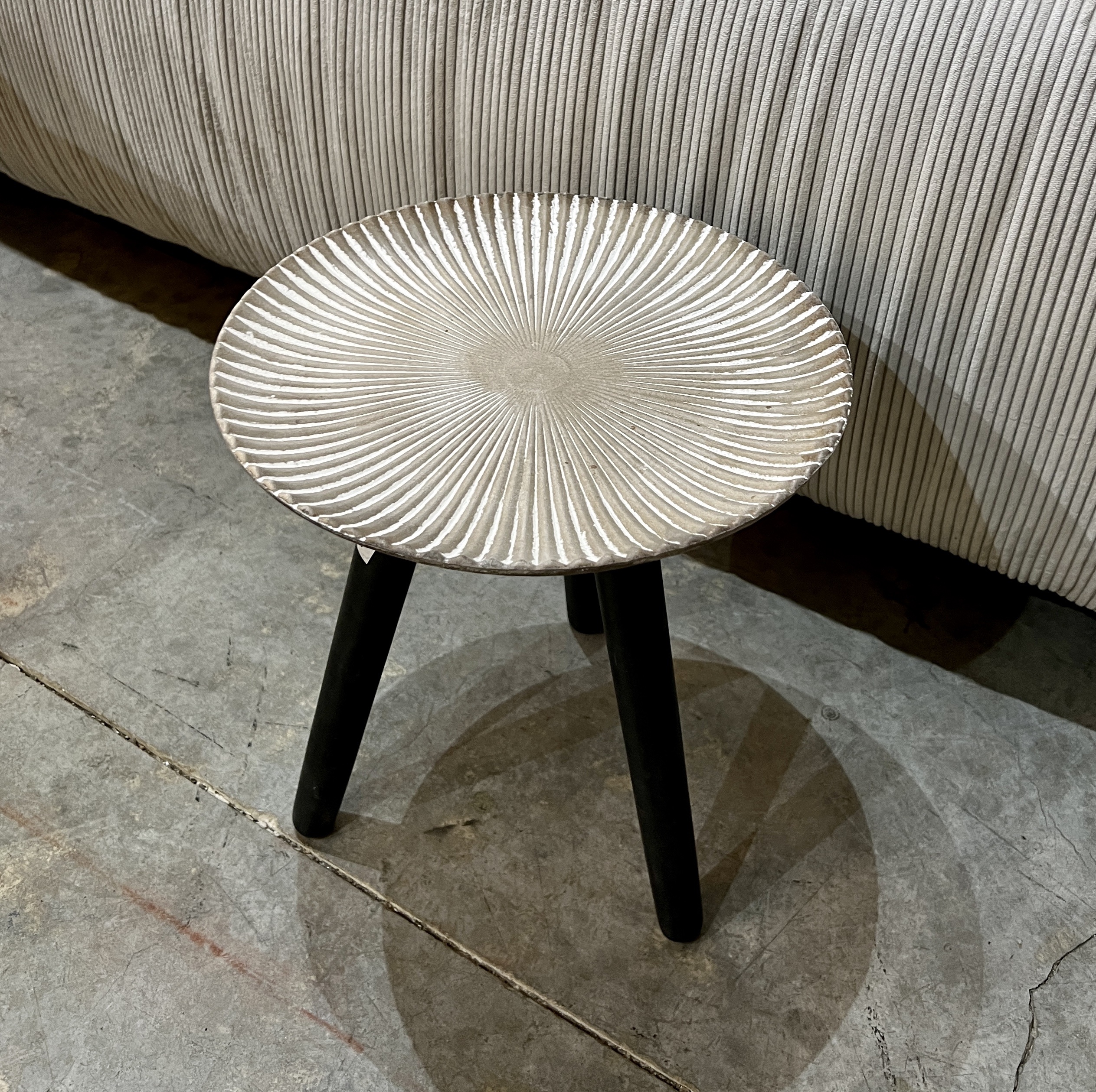 שולחן צד משרביה שמש אפור שולחן צד משרביה שמש אפור