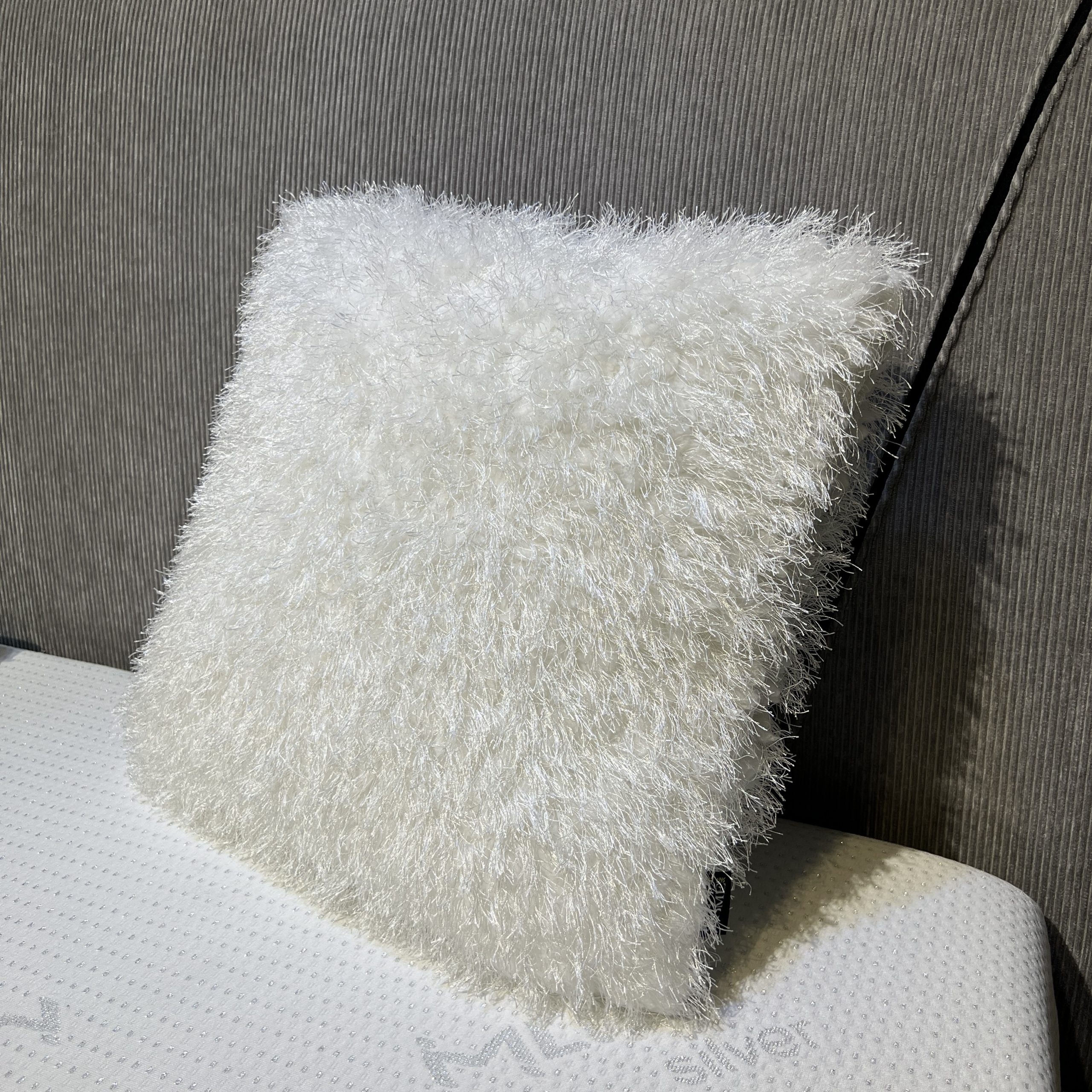 כרית מרובעת בוקלה שטיח לבן דגם איקו כרית מרובעת בוקלה שטיח לבן דגם איקו