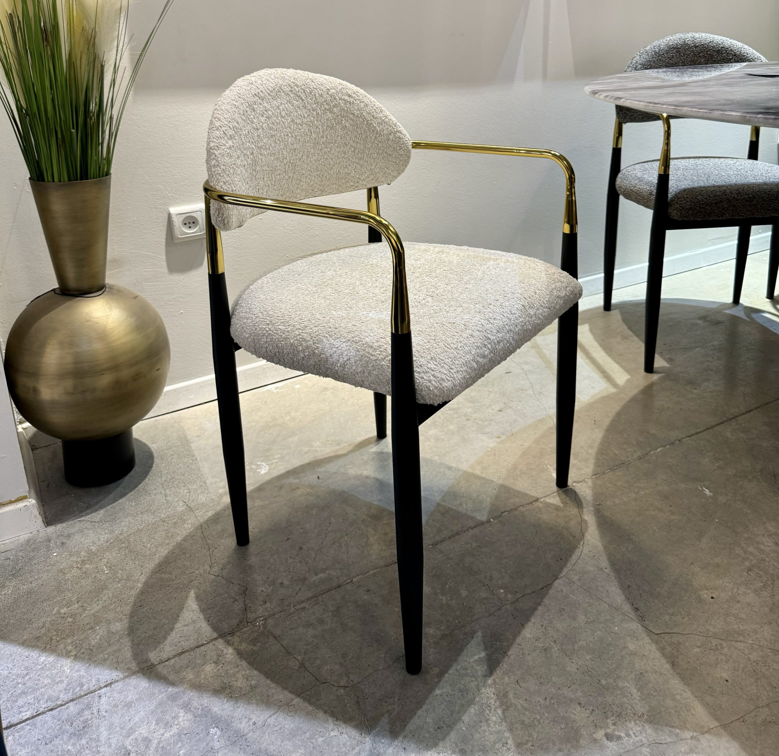 כסא פינת אוכל ידיות זהב רגליים שחור בוקלה שמנת דגם מודרן קימי כסא פינת אוכל ידיות זהב רגליים שחור בוקלה שמנת דגם מודרן קימי