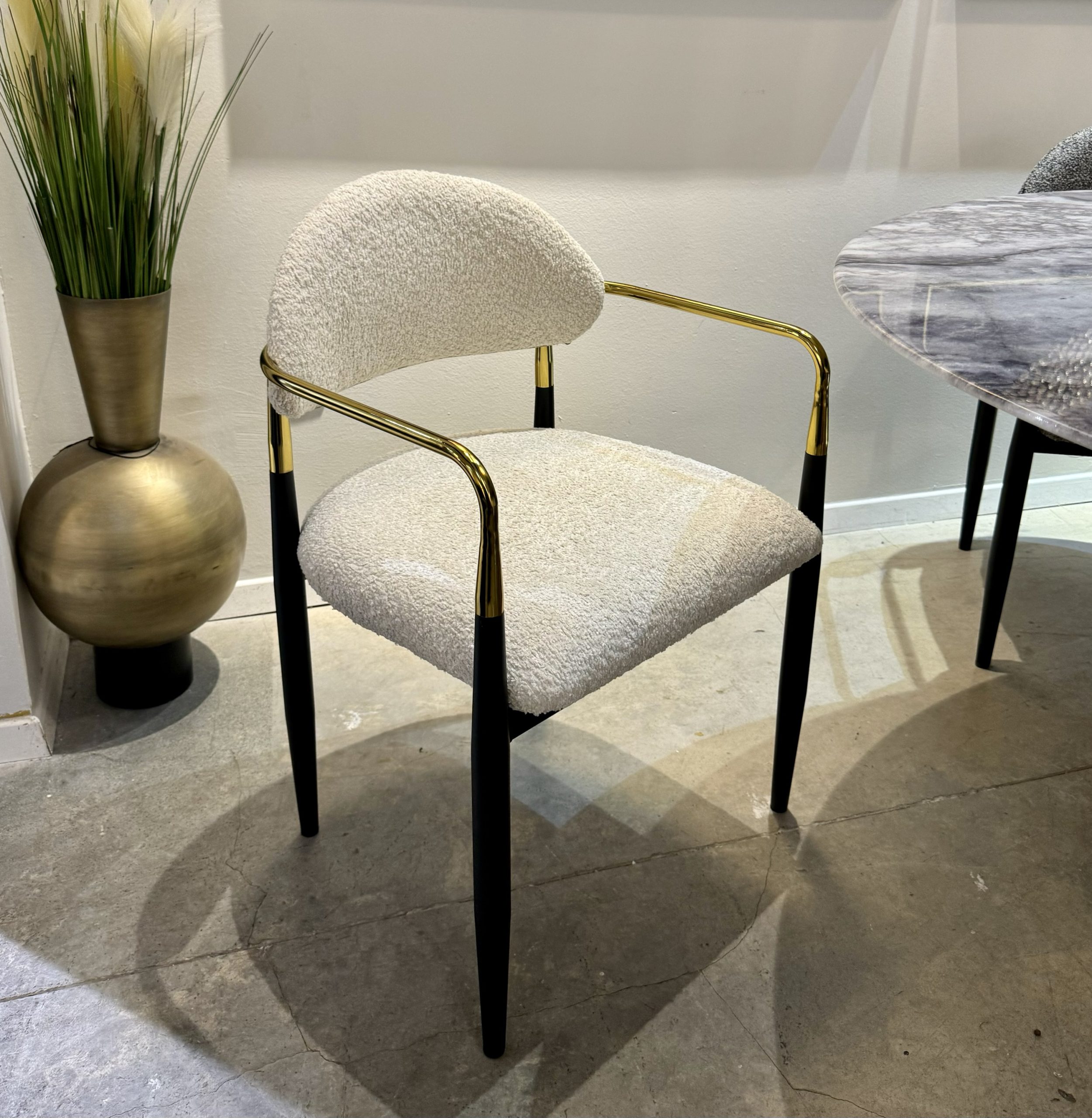 כסא פינת אוכל ידיות זהב רגליים שחור בוקלה שמנת דגם מודרן קימי כסא פינת אוכל ידיות זהב רגליים שחור בוקלה שמנת דגם מודרן קימי