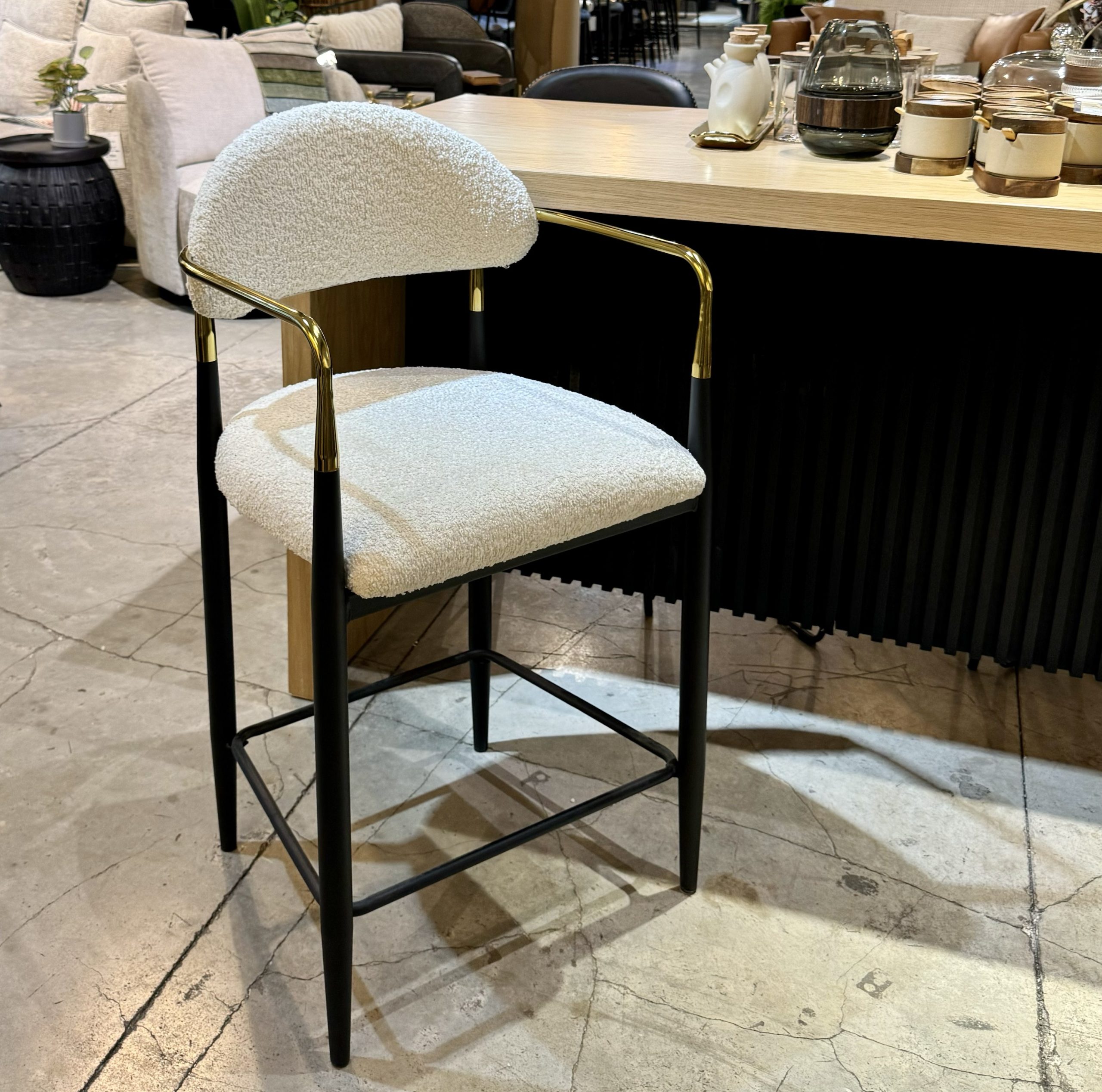 כסא בר ידיות זהב רגליים שחור בוקלה שמנת דגם מודרן קימי כסא בר ידיות זהב רגליים שחור בוקלה שמנת דגם מודרן קימי